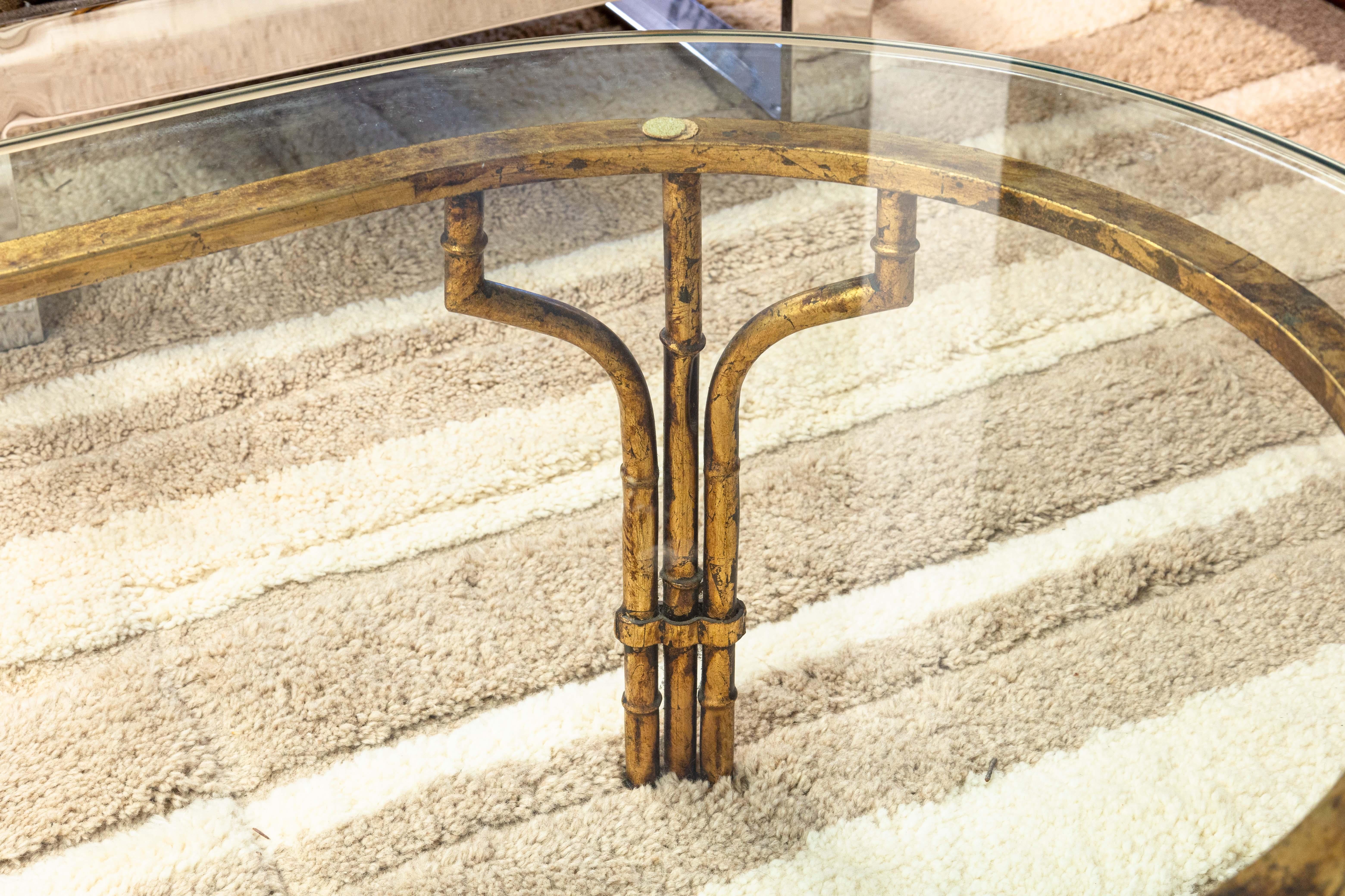 20ième siècle Table basse ovale vintage de style Hollywood Regency en métal et faux laiton en vente