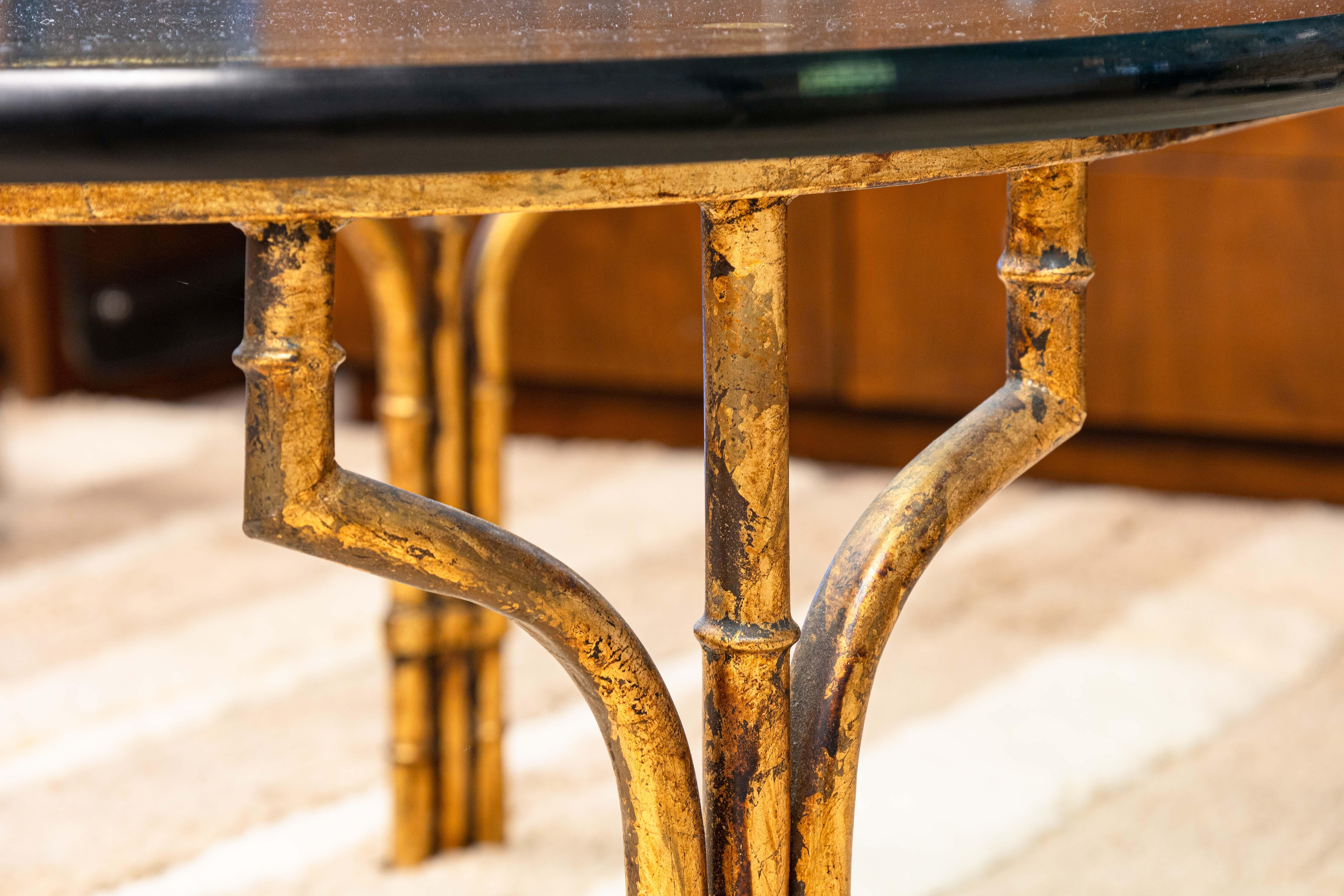 Métal Table basse ovale vintage de style Hollywood Regency en métal et faux laiton en vente
