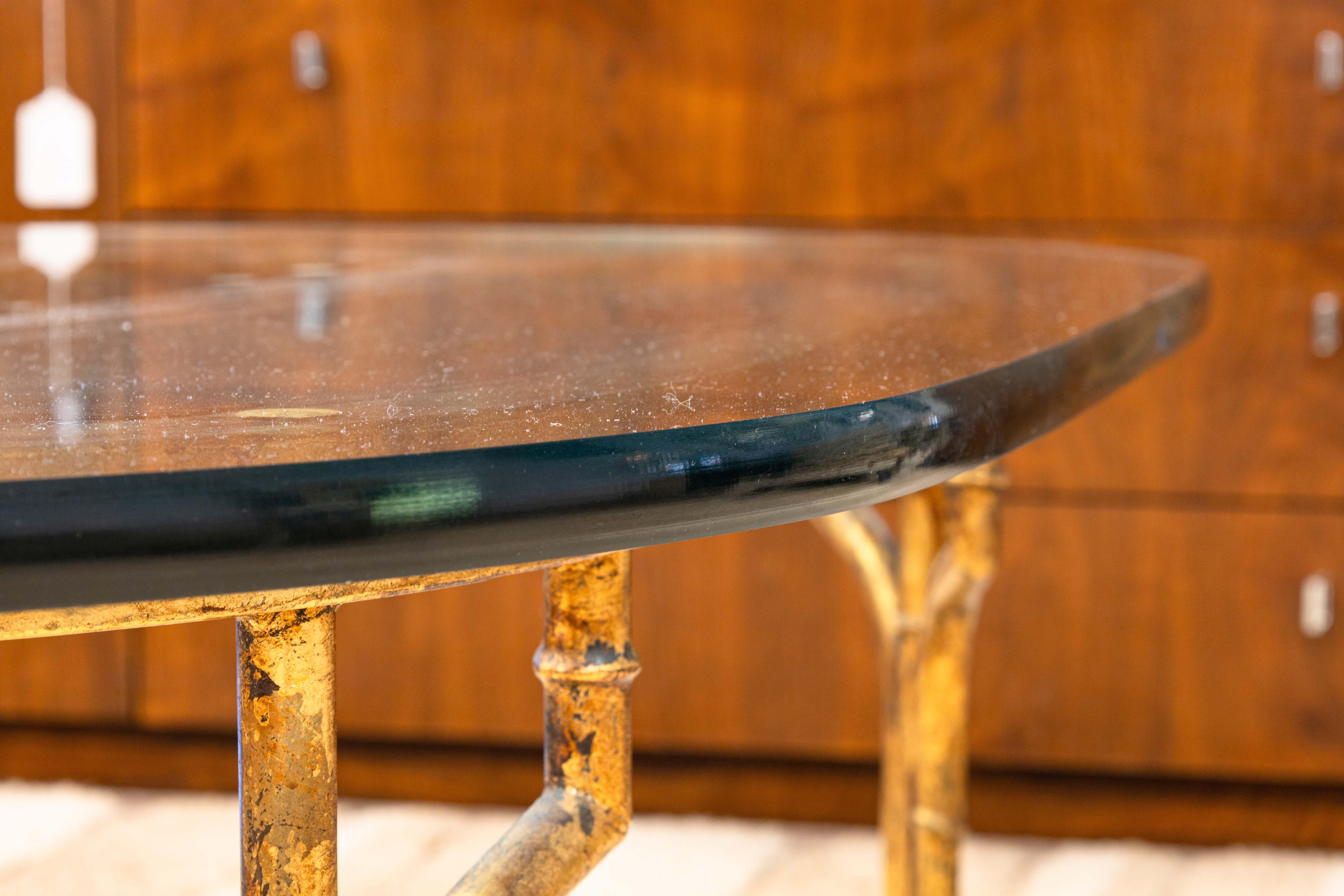 Table basse ovale vintage de style Hollywood Regency en métal et faux laiton en vente 2