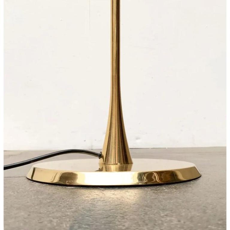 Elegante lámpara de pie Lonea del conocido diseñador de luminarias Florian Schulz.

Sólo el pie. La pantalla cerámica ya no está disponible. Enchufe europeo (hasta 250 V).El cableado de este artículo puede ser original y podría necesitar