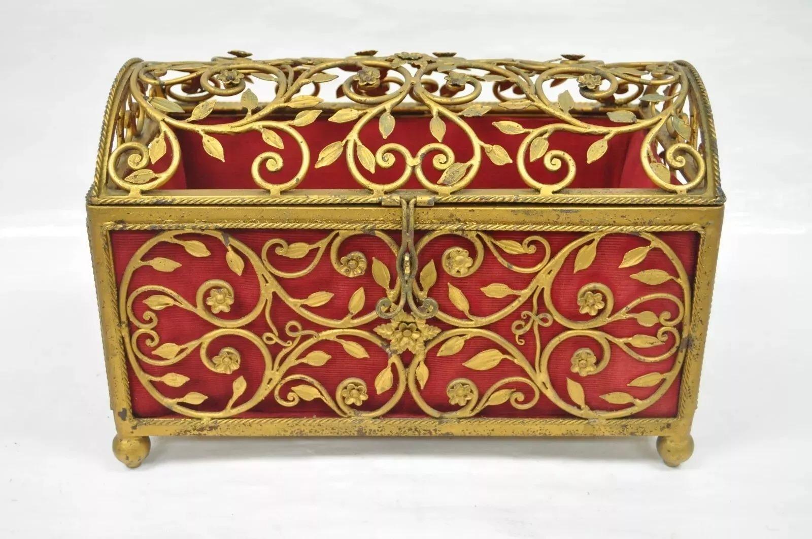 Caja para guardar baratijas de joyería estilo Hollywood Regency vintage de metal dorado con forro rojo. El artículo tiene un interior de felpa roja, un marco de metal pintado de dorado con motivos florales y una tapa transparente. Finales del siglo