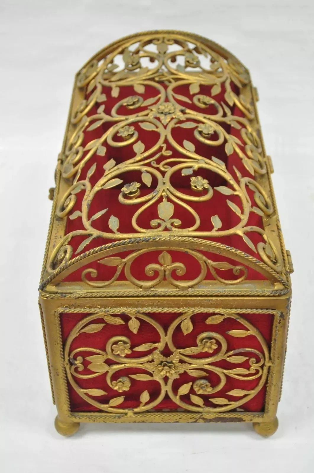 Caja para guardar baratijas de joyería estilo Hollywood Regency vintage de metal dorado y rojo Regencia de Hollywood en venta