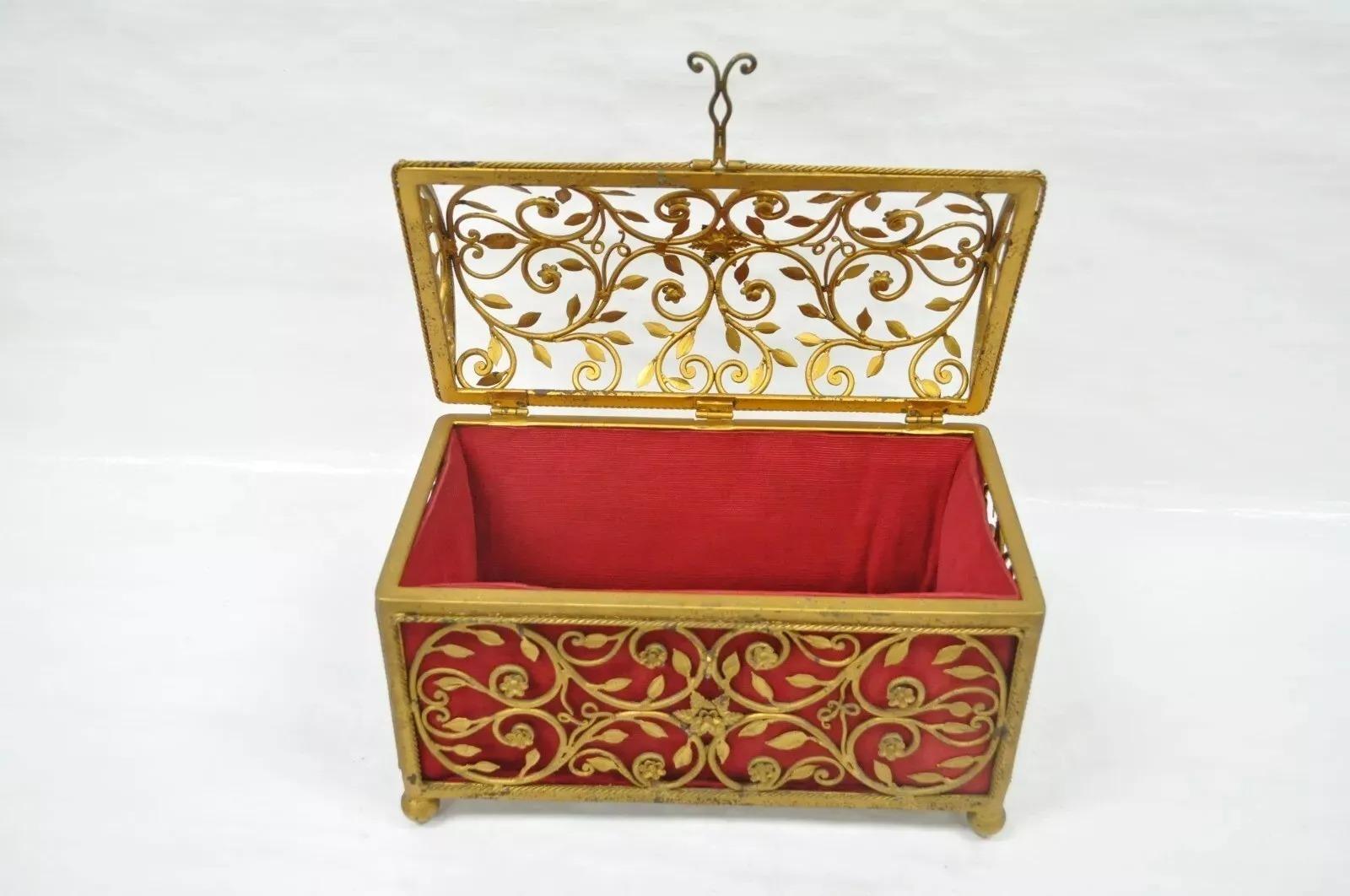 Caja para guardar baratijas de joyería estilo Hollywood Regency vintage de metal dorado y rojo en Bueno estado para la venta en Philadelphia, PA