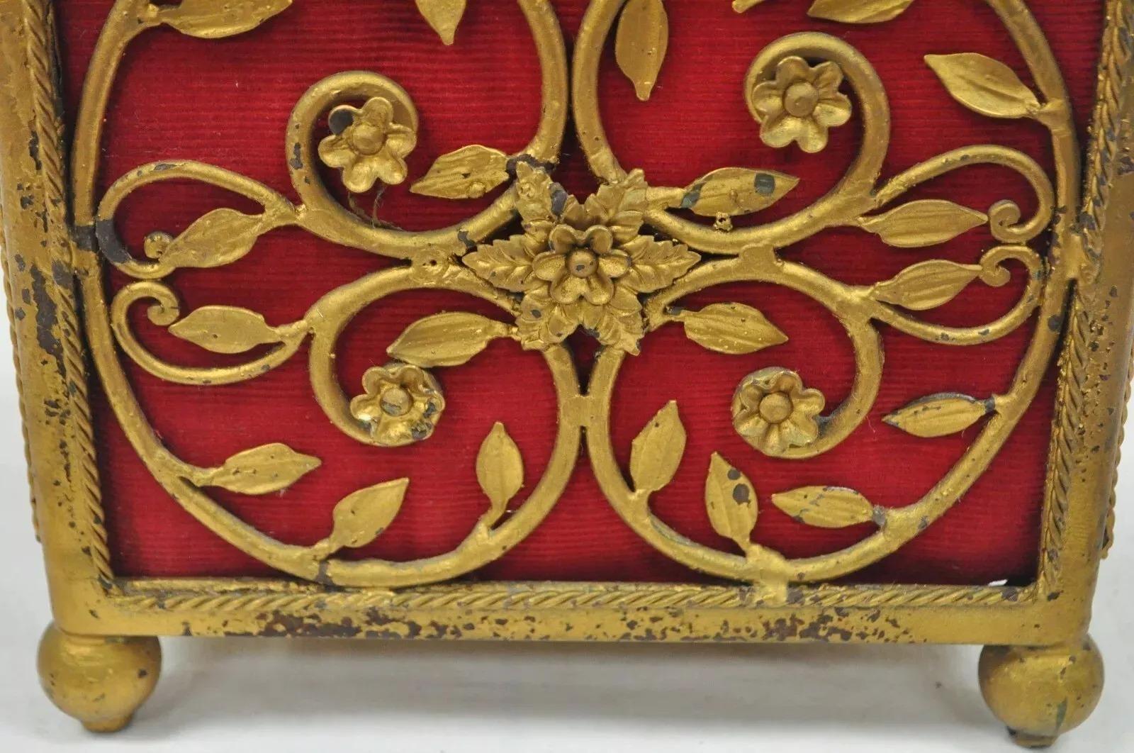 Caja para guardar baratijas de joyería estilo Hollywood Regency vintage de metal dorado y rojo siglo XX en venta