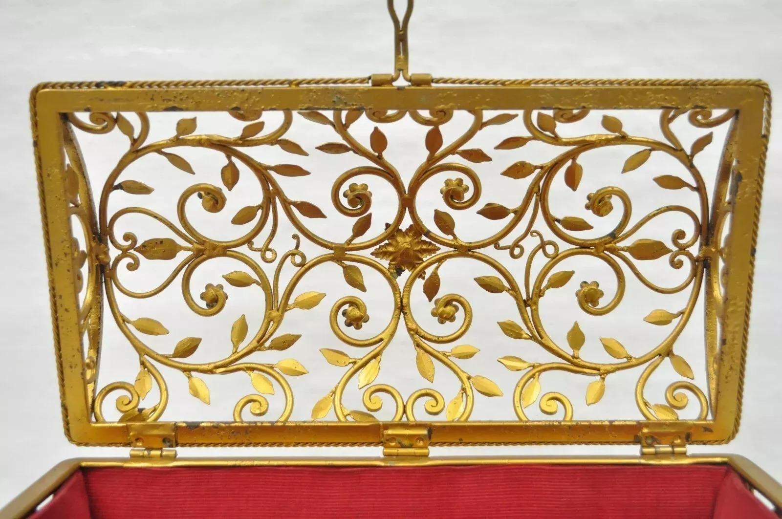 Caja para guardar baratijas de joyería estilo Hollywood Regency vintage de metal dorado y rojo en venta 1
