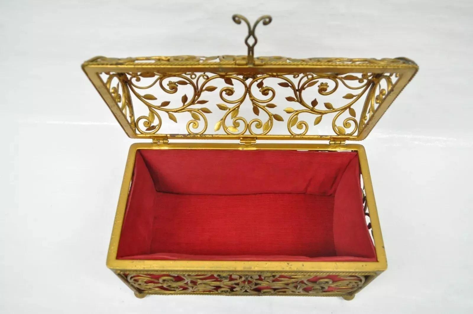 Caja para guardar baratijas de joyería estilo Hollywood Regency vintage de metal dorado y rojo en venta 2