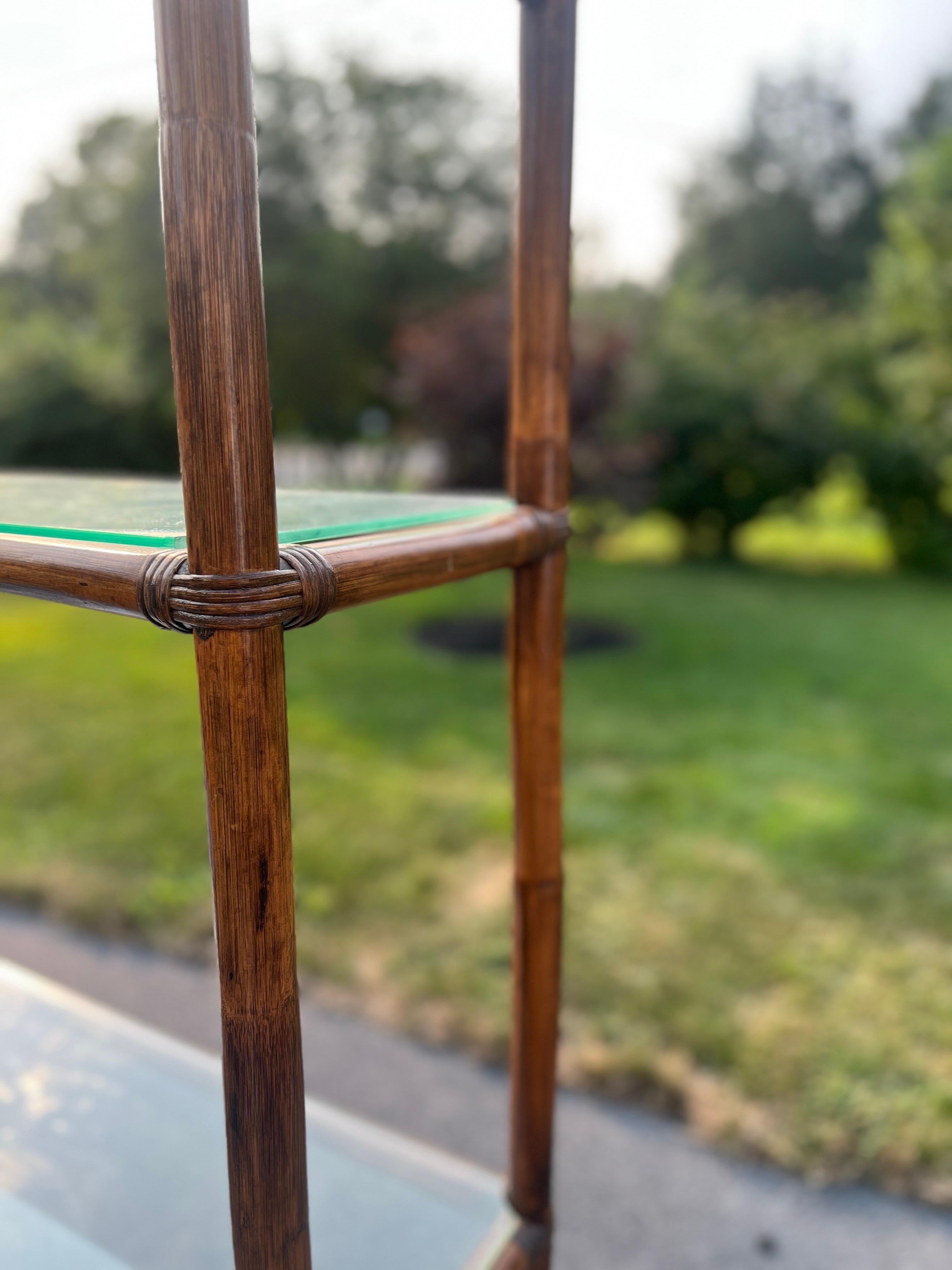 Vintage Hollywood Regency Style MCM Cromo, Bambù e Vetro Etagere In condizioni buone in vendita a Atlanta, GA