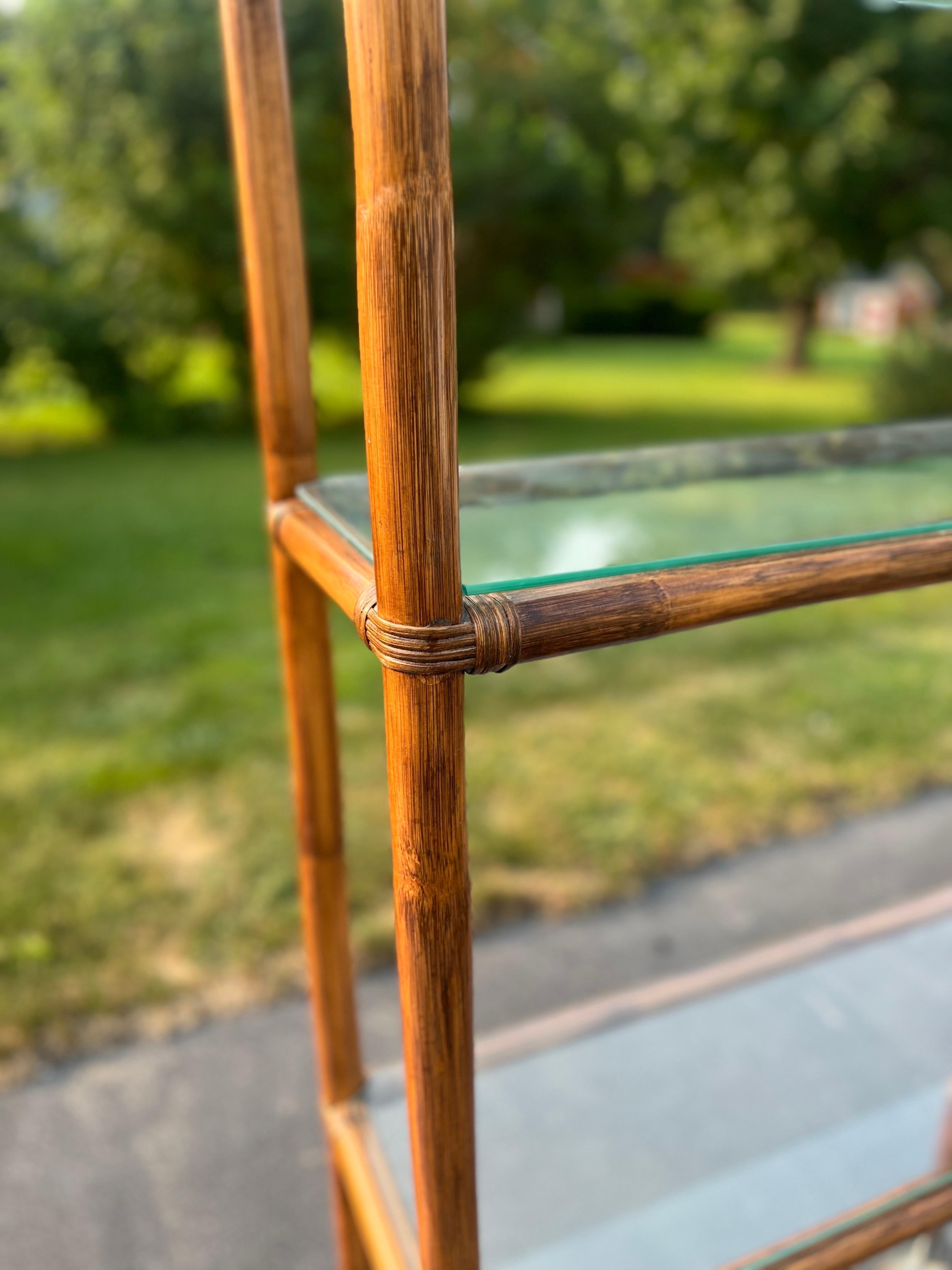 Vintage Hollywood Regency Style MCM Cromo, Bambù e Vetro Etagere in vendita 1