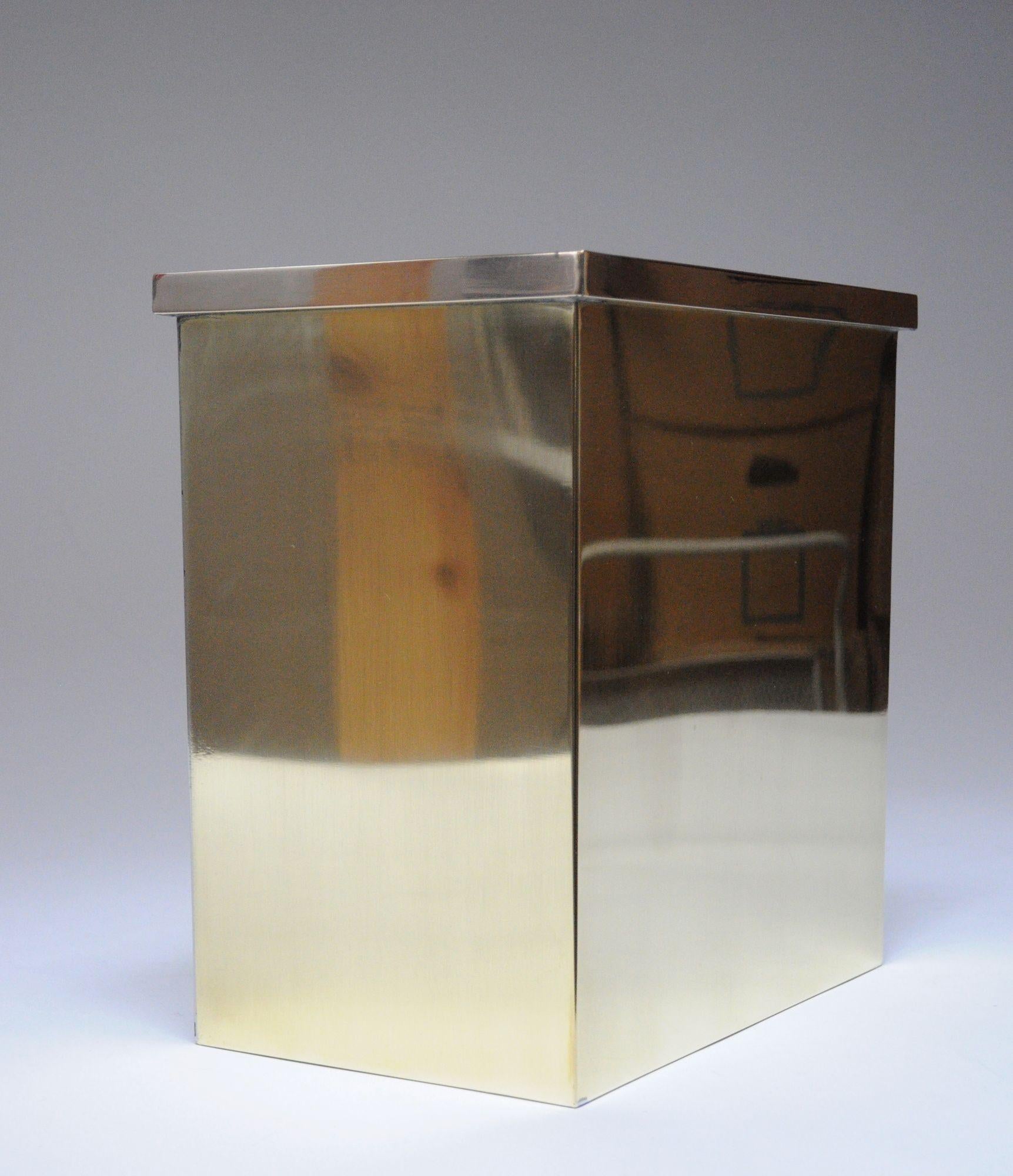 Vintage wastebasket/Umbrella Stand/Storage Box in newly polished mirrored-brass (ca. 1970, USA).
Stylish, utilitarian piece in very good, vintage condition sans some light splotches/edge wear and oxidation to the interior from use/age.
H: 12