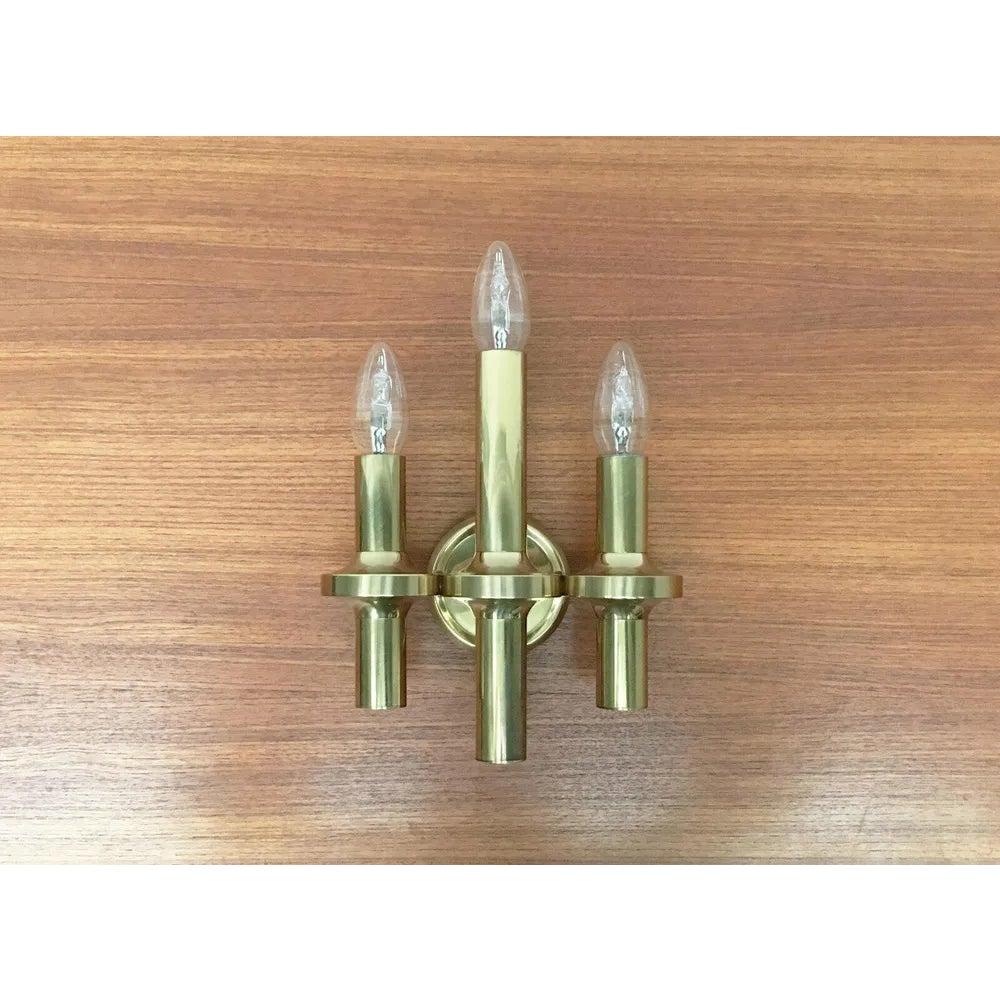 Impressionnante applique murale du milieu du siècle.

La lampe est de qualité supérieure et est fabriquée en laiton. Il comporte 3 douilles équipées d'ampoules e14. Le splendide laiton est contrasté par la géométrie simple et précise et donne à
