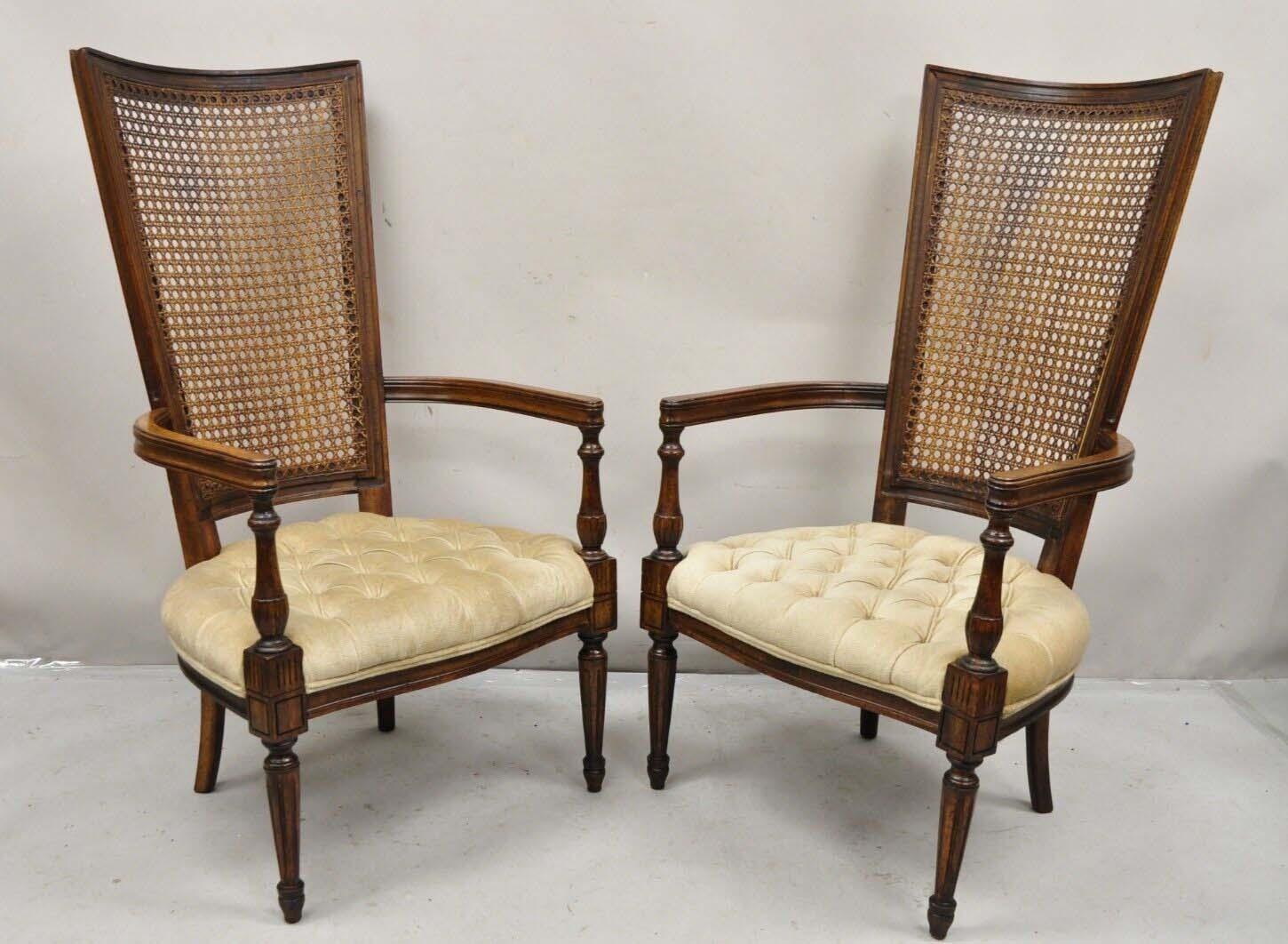 Vintage Hollywood Regency Tall Cane Back Fireside Lounge Armchairs - a Pair. Circa Mitte des 20. Jahrhunderts. Abmessungen: 47