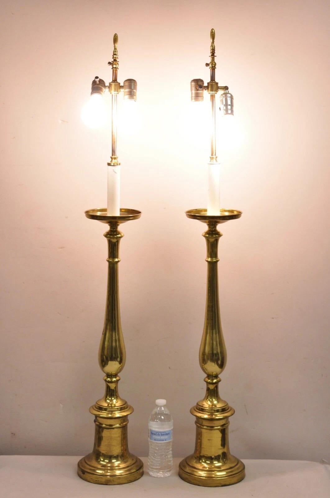 Pareja de candelabros altos de latón lacado de la época Hollywood Regency. Finales del siglo XX. Medidas: 45 y 46