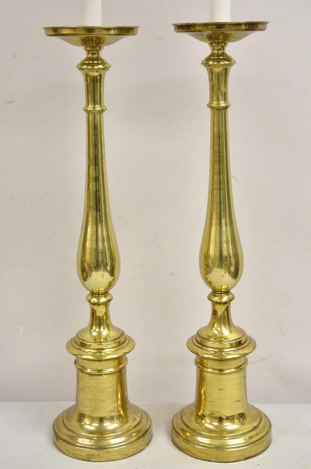 Lámparas de sobremesa vintage Hollywood Regency altas de latón lacado - un par Regencia de Hollywood en venta