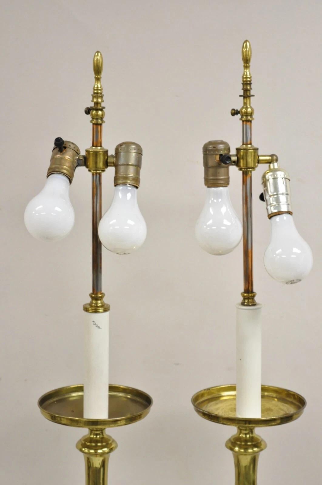 Lámparas de sobremesa vintage Hollywood Regency altas de latón lacado - un par en Bueno estado para la venta en Philadelphia, PA