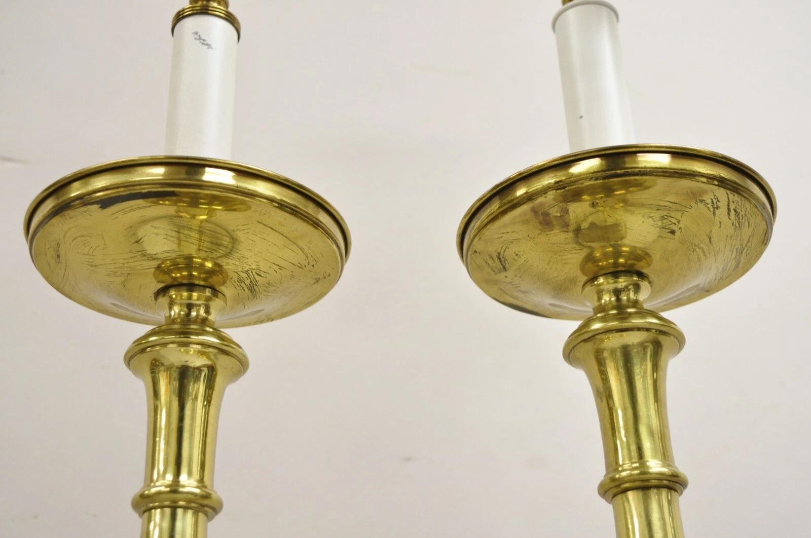 Lámparas de sobremesa vintage Hollywood Regency altas de latón lacado - un par en venta 1