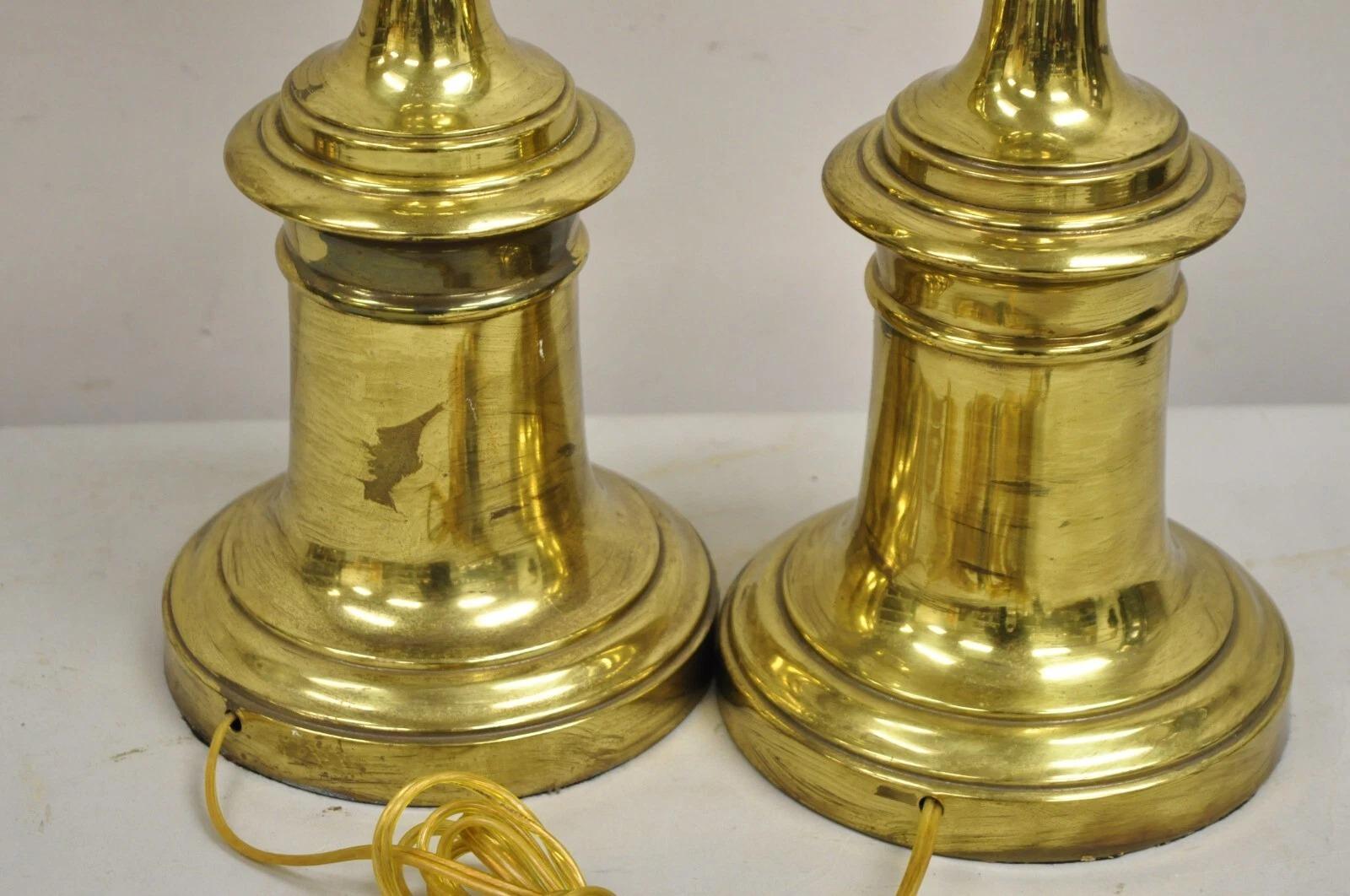 Lámparas de sobremesa vintage Hollywood Regency altas de latón lacado - un par en venta 2
