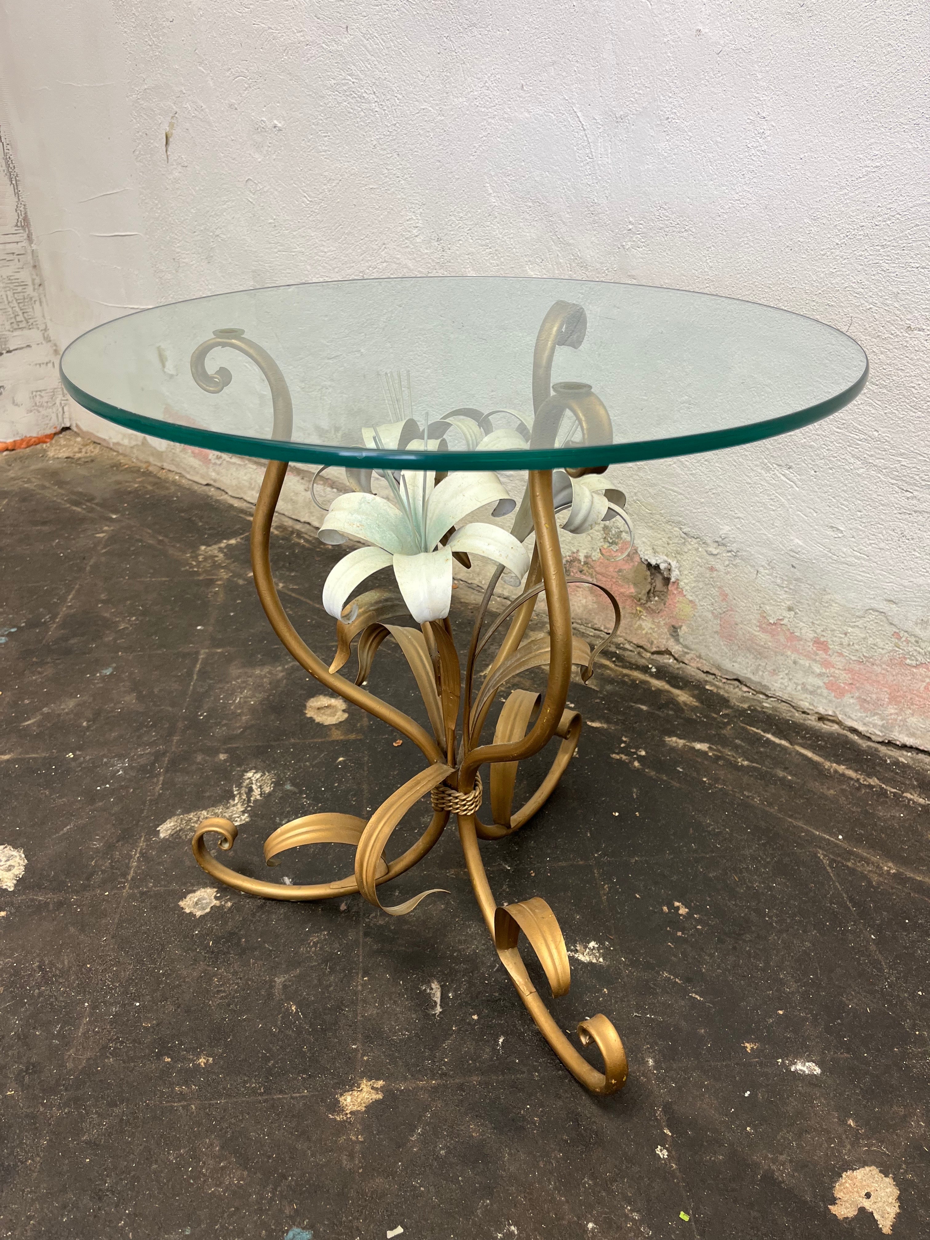 Bellissimo tavolino in tole italiane con bouquet centrale. Ben arredato con motivo floreale a contrasto e cornice in tinta oro. Piano in vetro smussato.