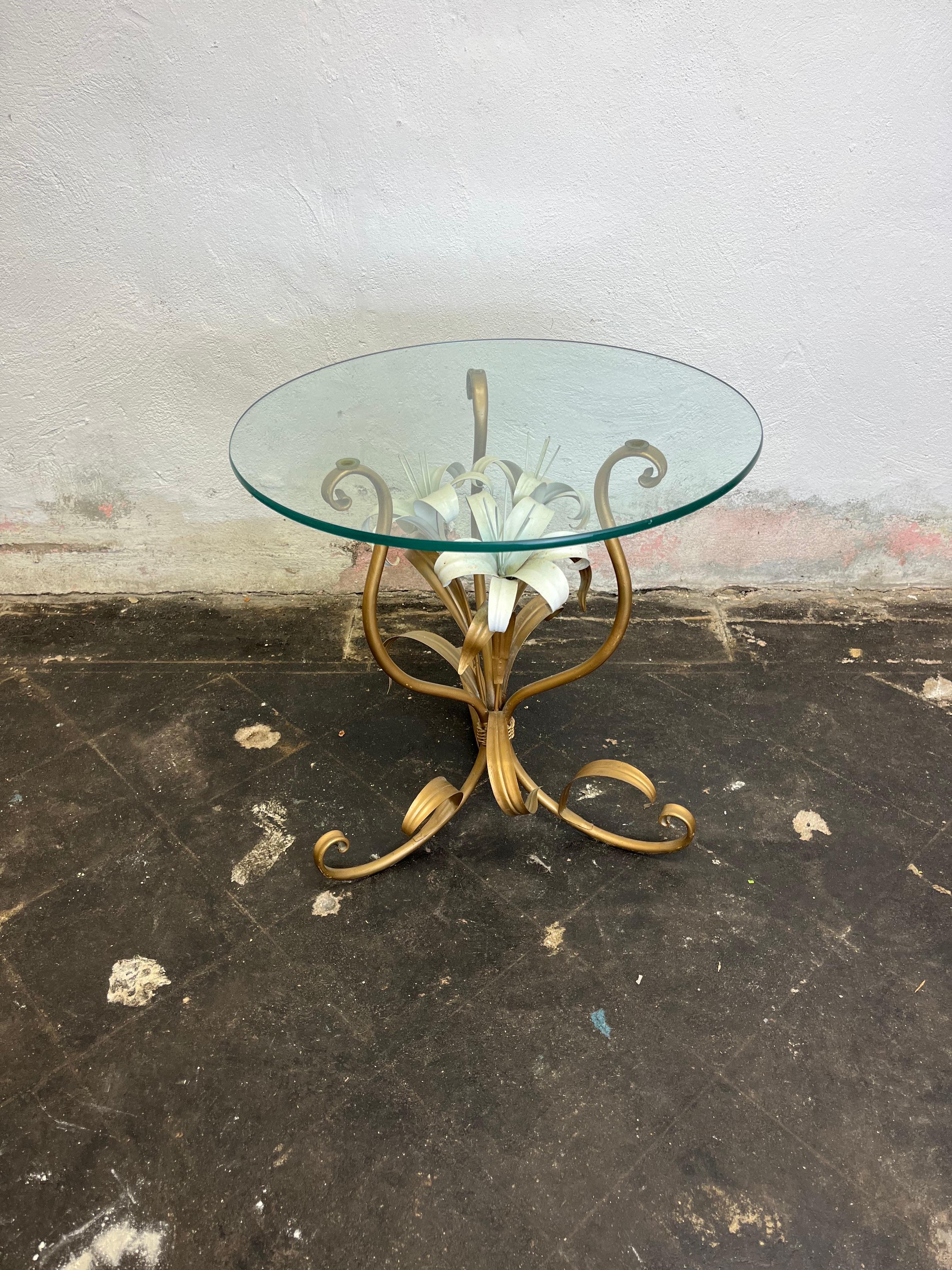 Vintage Hollywood Regency Tavolo Floreale Tole Italia In condizioni buone in vendita a W Allenhurst, NJ