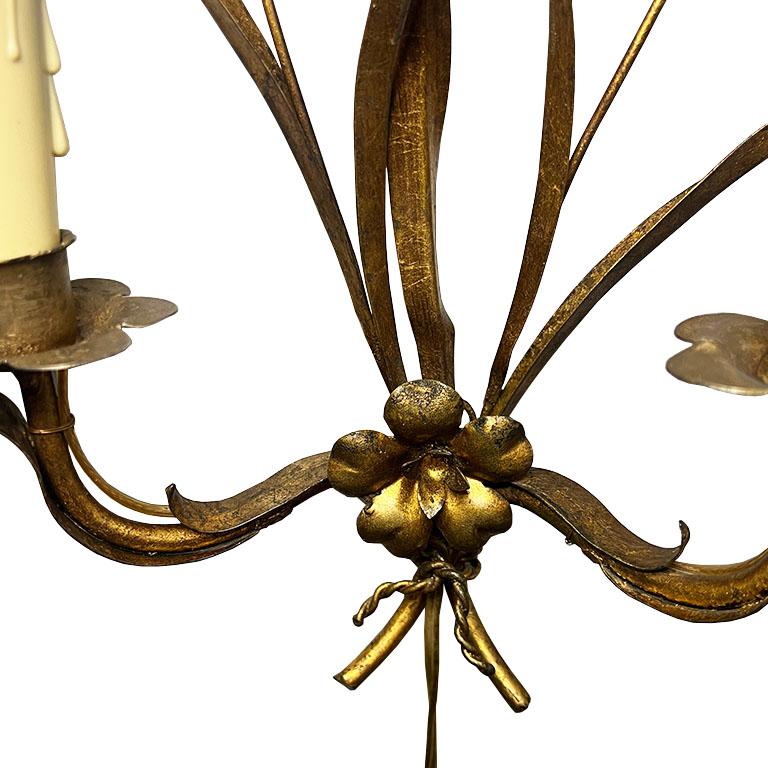 Un llamativo candelabro de pared de gavilla de trigo de la Regencia de Hollywood en oro. Esta pieza de topo quedará fabulosa en la pared de un pasillo, como forma de iluminar obras de arte o en una entrada. (O incluso al lado de una cama y