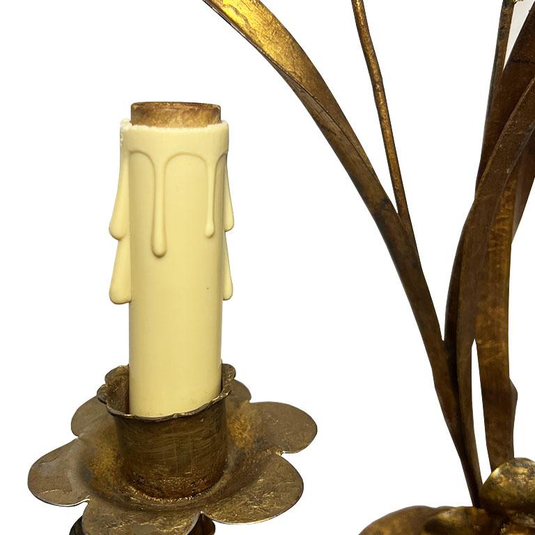 Lámpara de pared vintage Hollywood Regency Tole Gilt Sheaf of Wheat de dos brazos con cable Regencia de Hollywood en venta