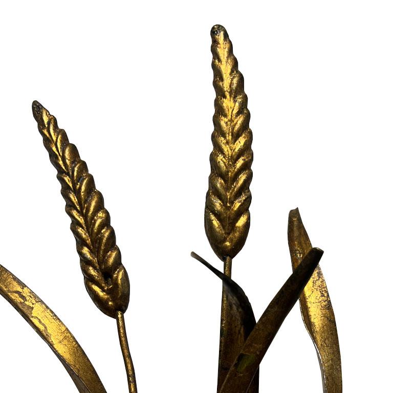 Lámpara de pared vintage Hollywood Regency Tole Gilt Sheaf of Wheat de dos brazos con cable siglo XX en venta