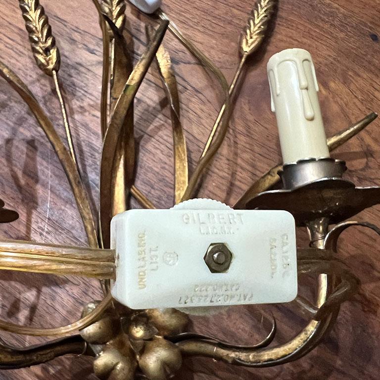 Lámpara de pared vintage Hollywood Regency Tole Gilt Sheaf of Wheat de dos brazos con cable Metal en venta