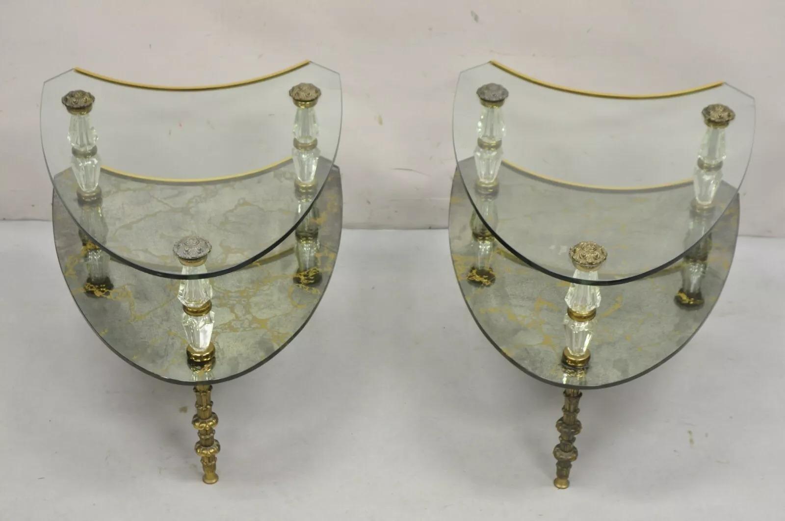 Dos Mesas Auxiliares de Cristal Églomisé Italiano Vintage Hollywood Regency con Patas de Pluma de Metal - Pareja. Mediados del siglo XX. Medidas: 18