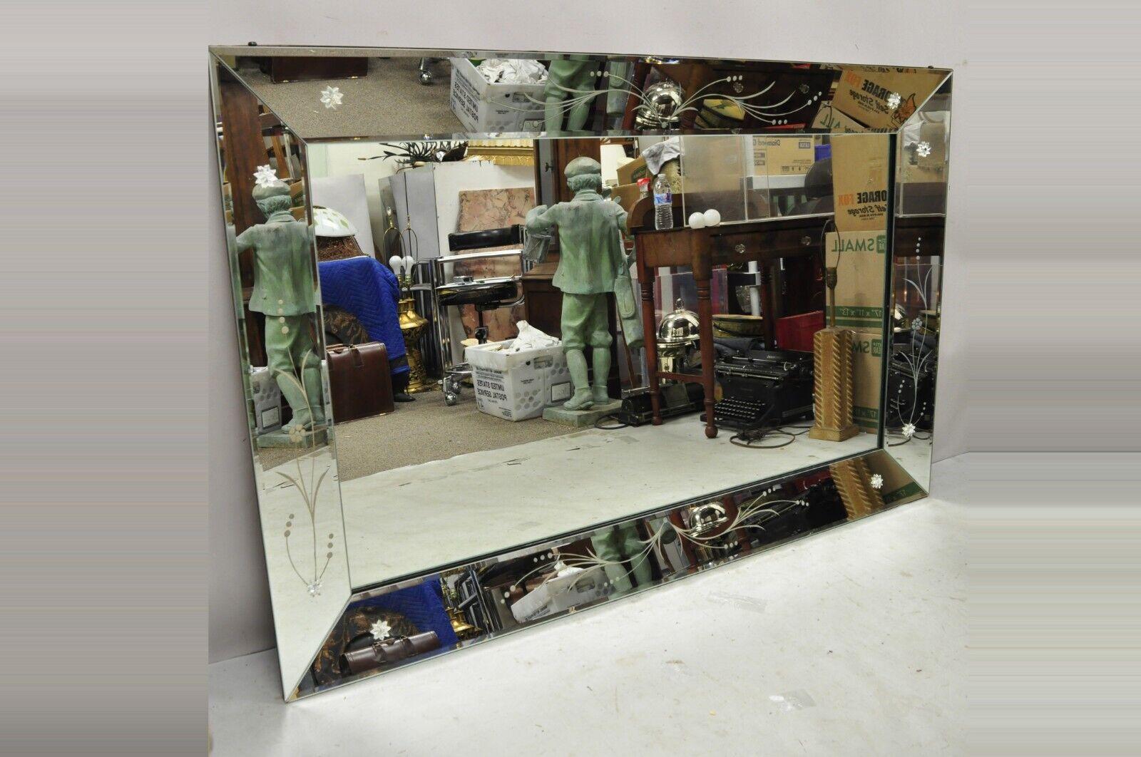 Vintage Hollywood Regency Venetian Style Etched Frame 42x66 Wall Mirror. L'objet présente un cadre en miroir avec une gravure florale, une grande forme rectangulaire, un très bel objet vintage, une fabrication américaine de qualité, un grand style