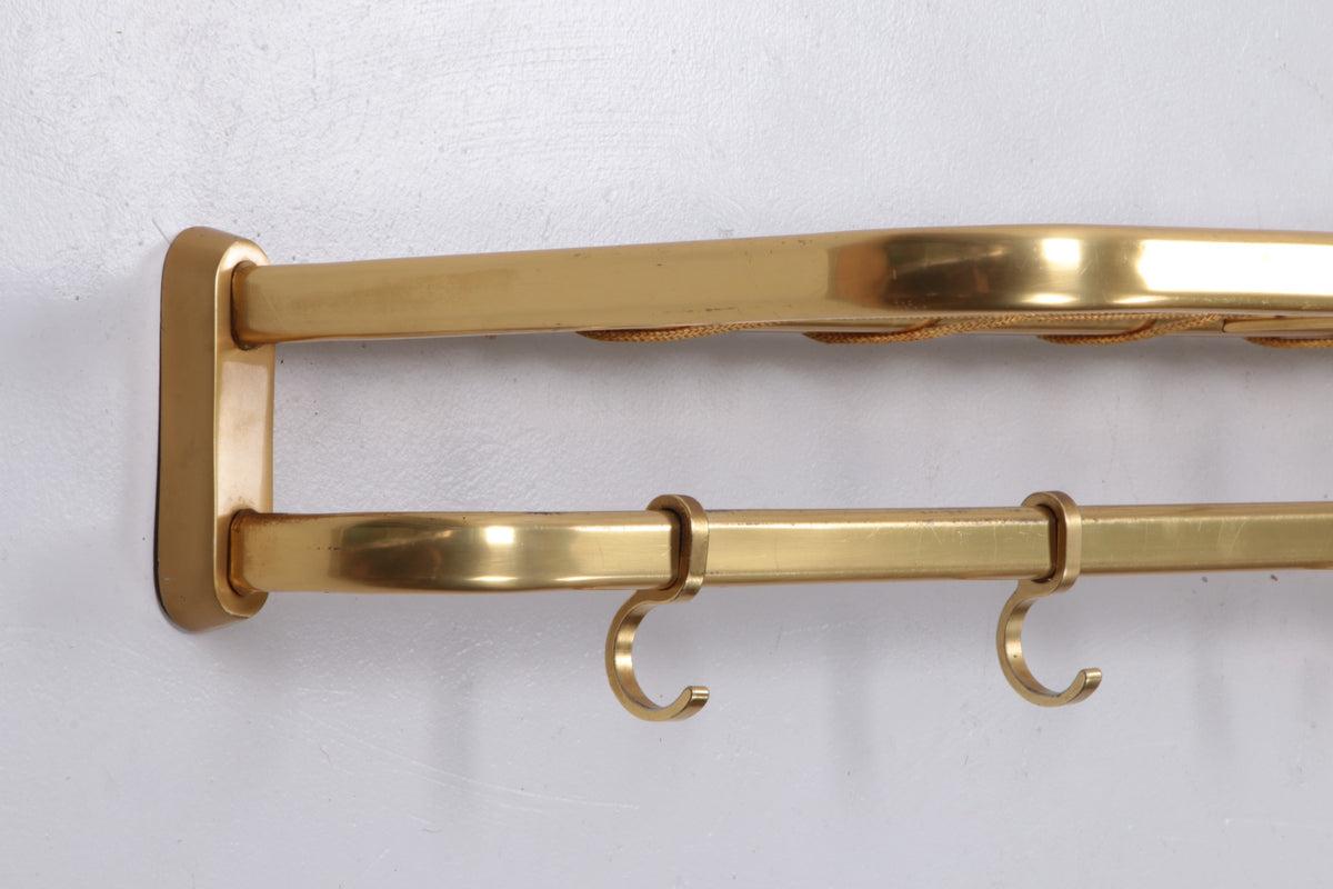 Vintage Hollywood Regency Wall Coat Rack, 1960s Germany

Aluminum gold-colored coat rack from Germany.

There is an extra rack under the top rack, with 5 hooks.

Probably made in the 60s, now completely hip again.

Beautiful for your classic hall or