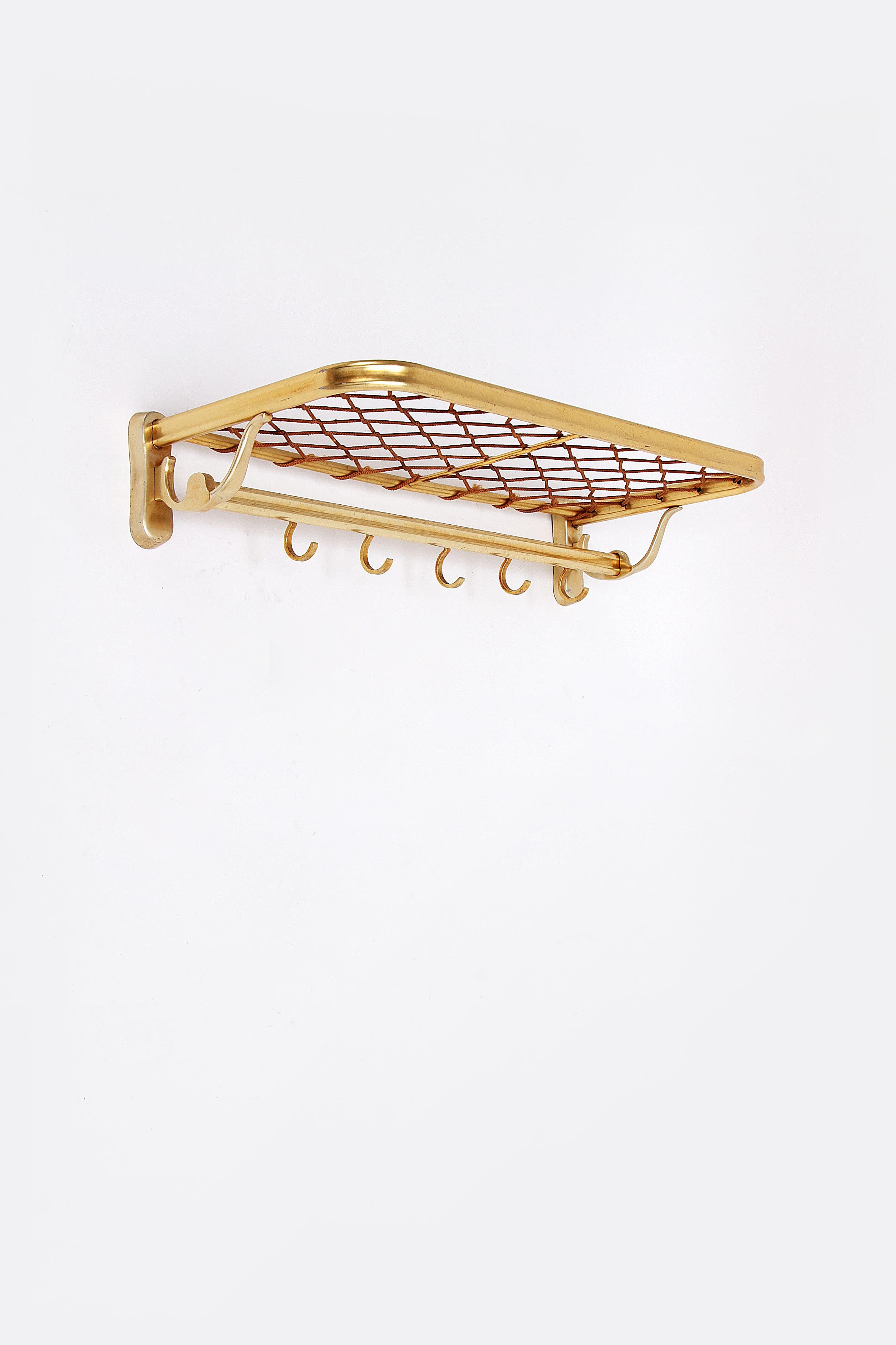 Vintage Hollywood Regency Wall Coat Rack 1960s Germany.

Aluminum gold colored coat rack from Germany.

There is an extra rack under the top rack, with 5 hooks.

There are signs of use on the wire.

Probably made in the 60s, now completely hip