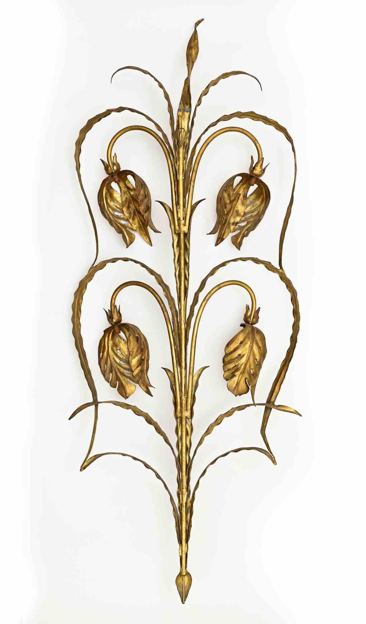 Beautiful wall sconce Hollywood Regency style, realized in the mid-20th Century in gilded metal.

Very good condition.