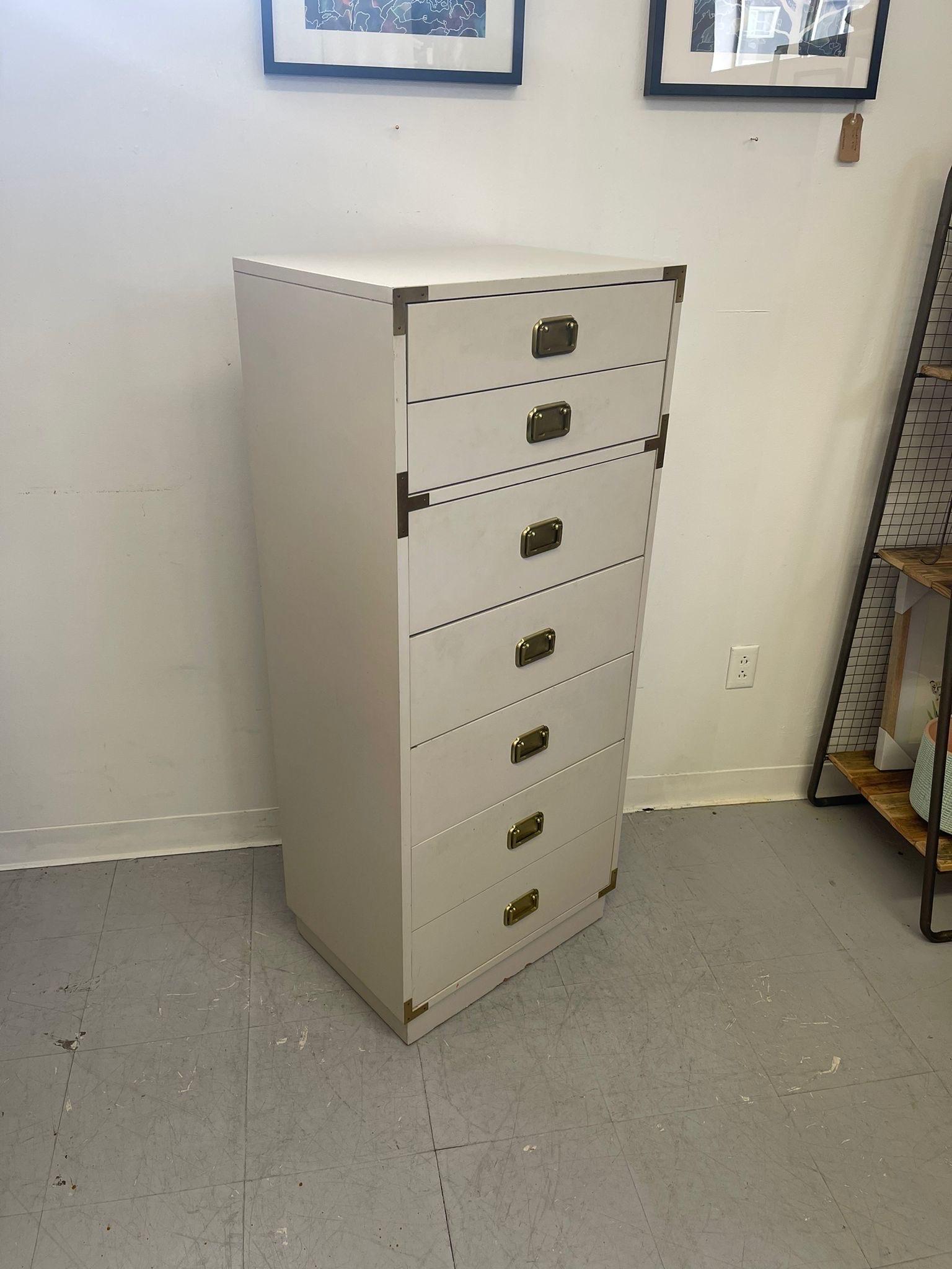 Mid-Century Modern Vintage Hollywood Regency White and Gold Campaigner Style Dresser Cabinet. en vente