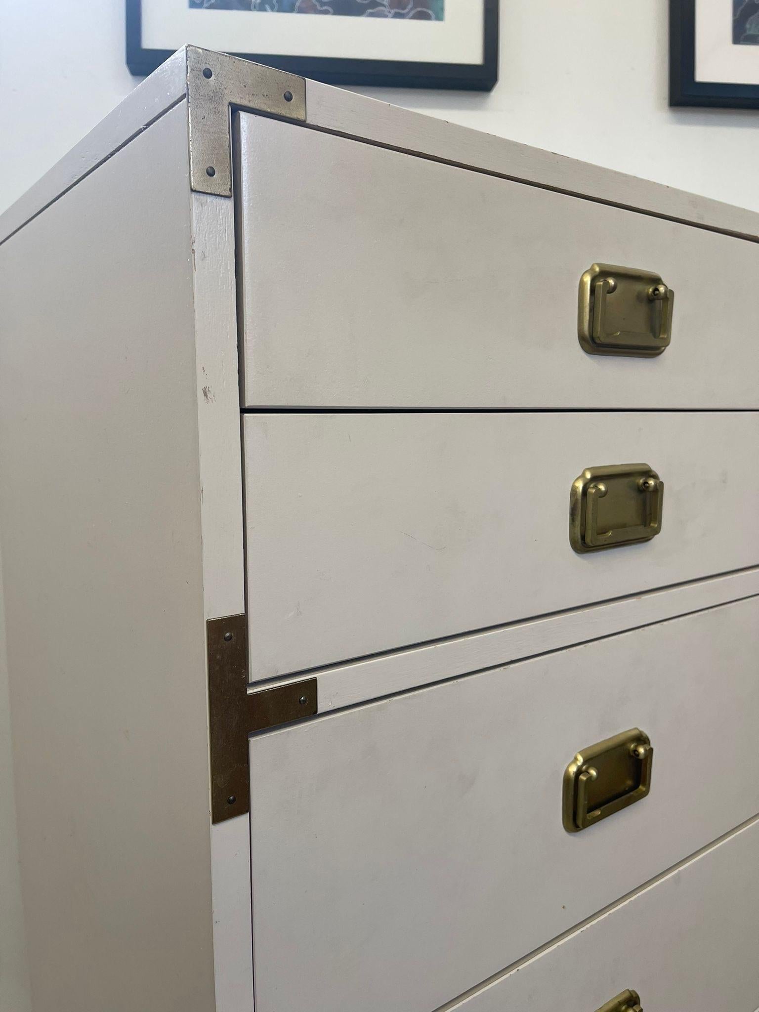 Fin du 20e siècle Vintage Hollywood Regency White and Gold Campaigner Style Dresser Cabinet. en vente