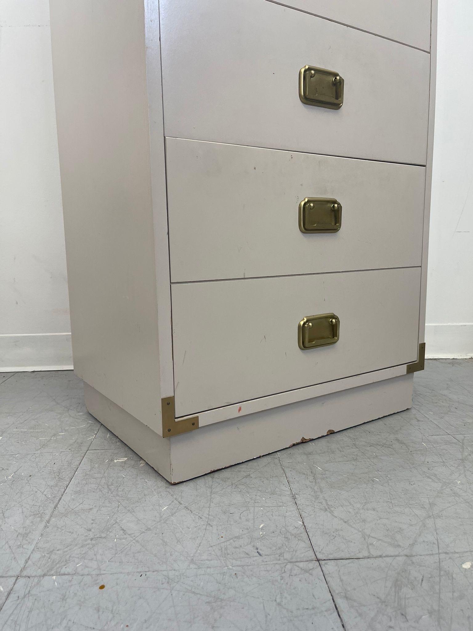 Bois Vintage Hollywood Regency White and Gold Campaigner Style Dresser Cabinet. en vente