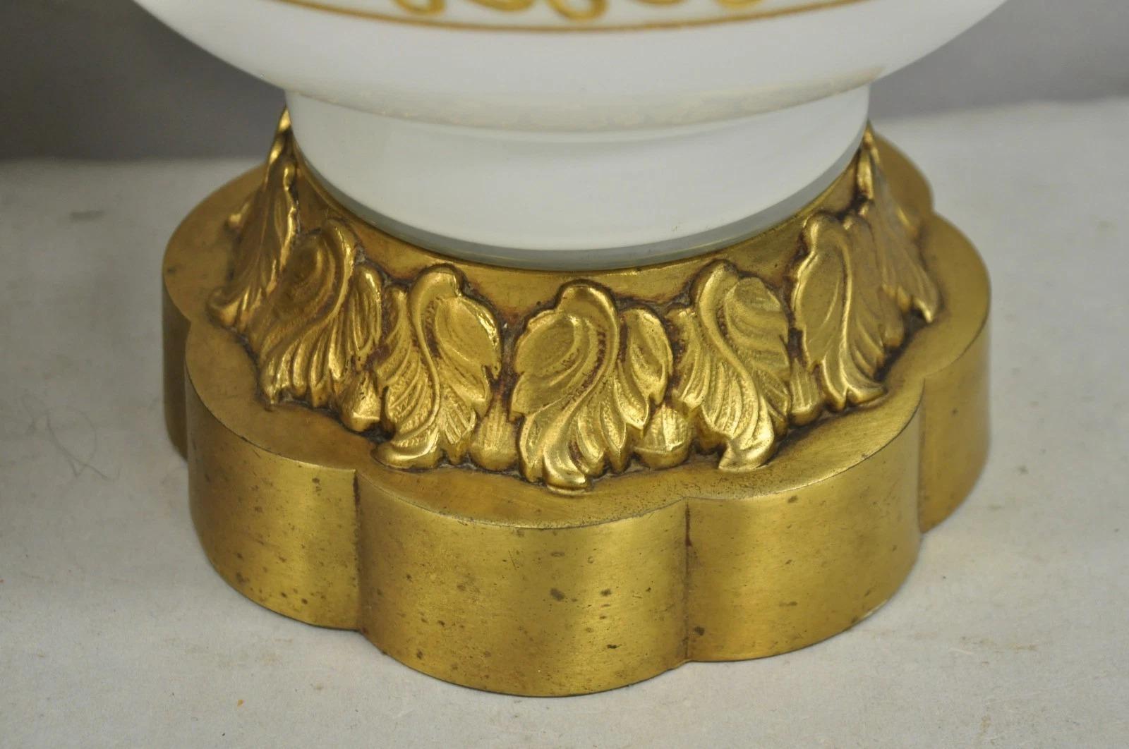Paire de lampes de table Jardiniere Vintage Hollywood Regency en verre blanc et doré en vente 4