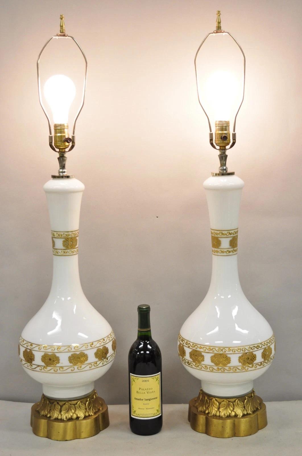 Paire de lampes de table Jardiniere Vintage Hollywood Regency en verre blanc décoré de dorures. Circa Mid 20th Century. Dimensions : 37