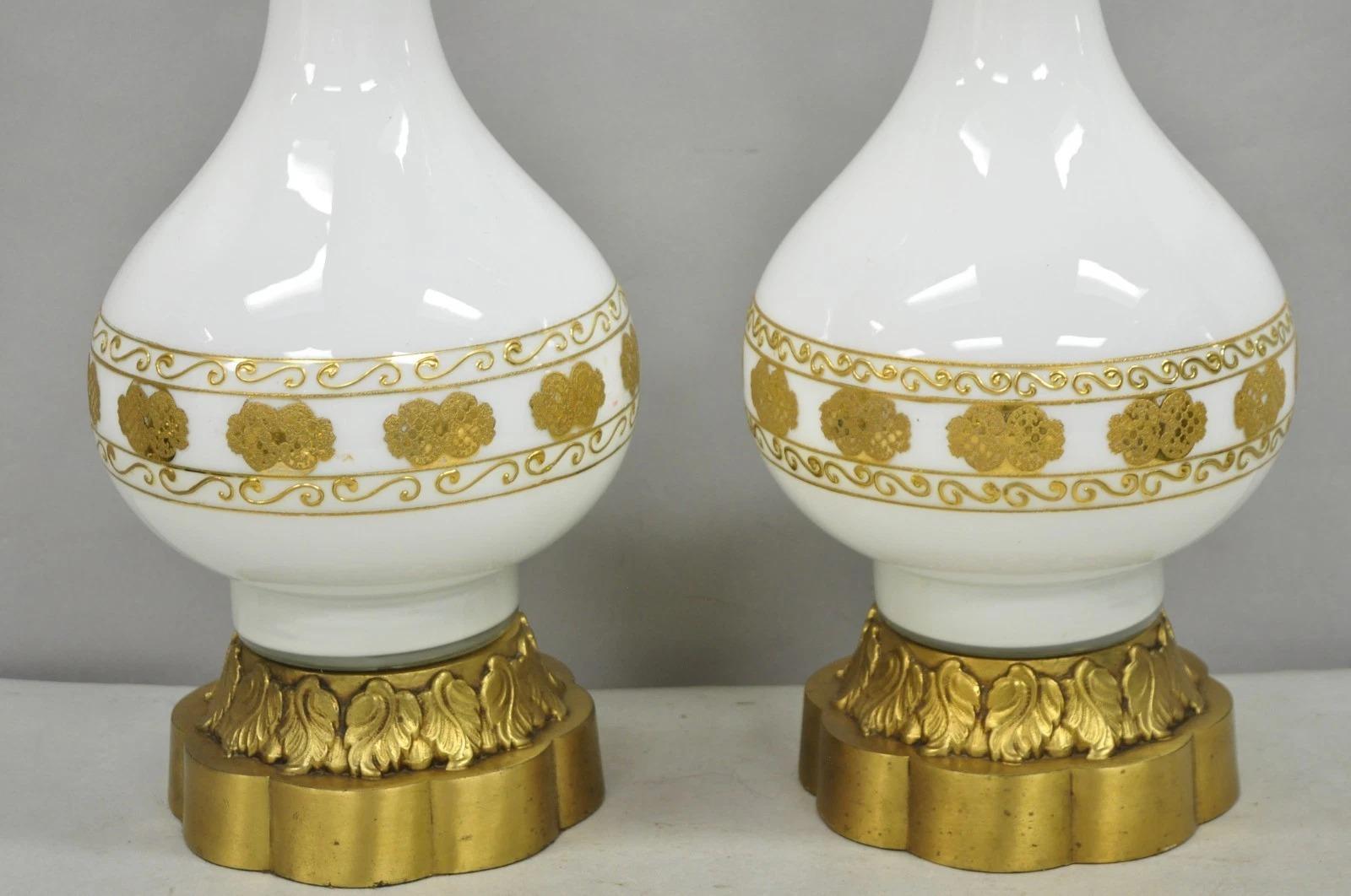 Inconnu Paire de lampes de table Jardiniere Vintage Hollywood Regency en verre blanc et doré en vente