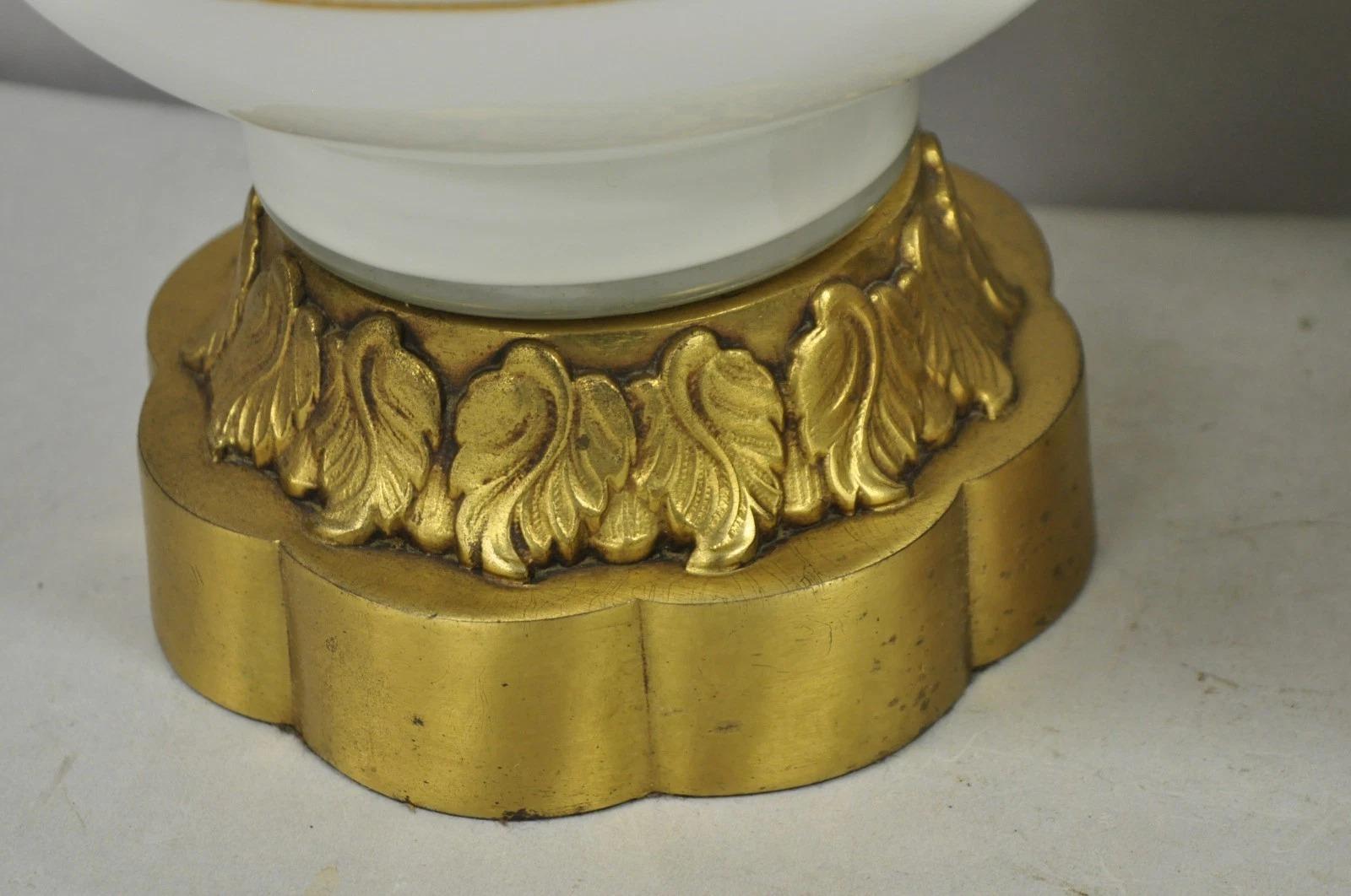 Paire de lampes de table Jardiniere Vintage Hollywood Regency en verre blanc et doré Bon état - En vente à Philadelphia, PA