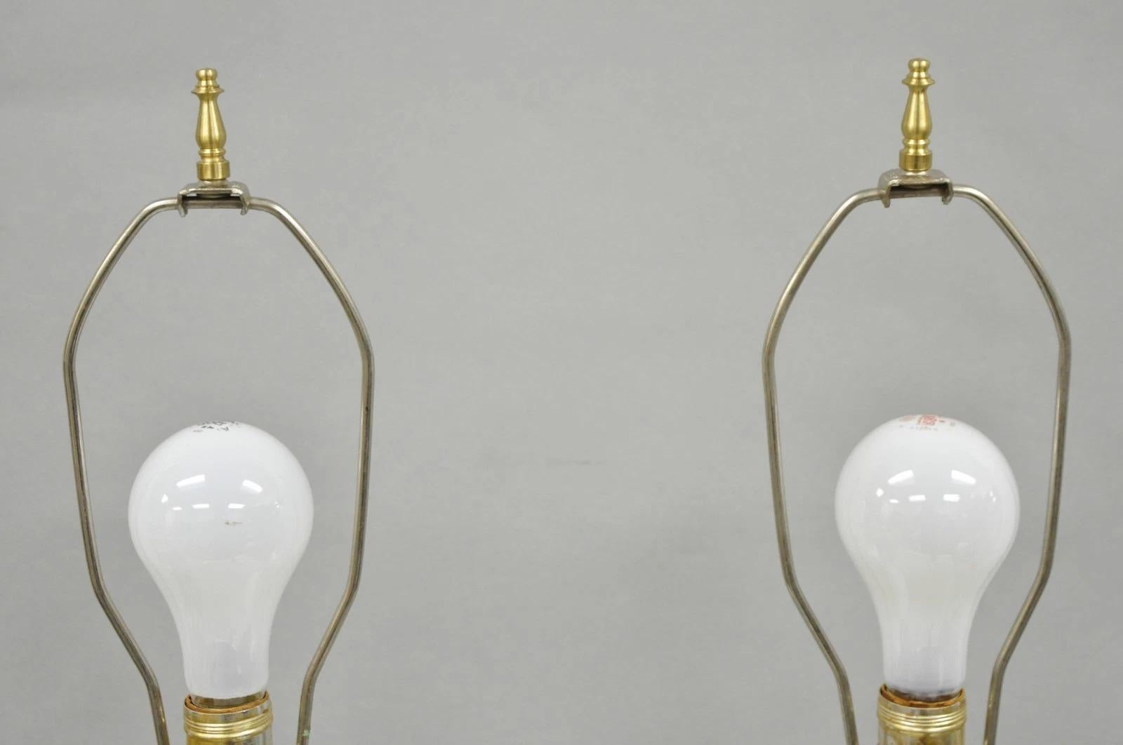 20ième siècle Paire de lampes de table Jardiniere Vintage Hollywood Regency en verre blanc et doré en vente