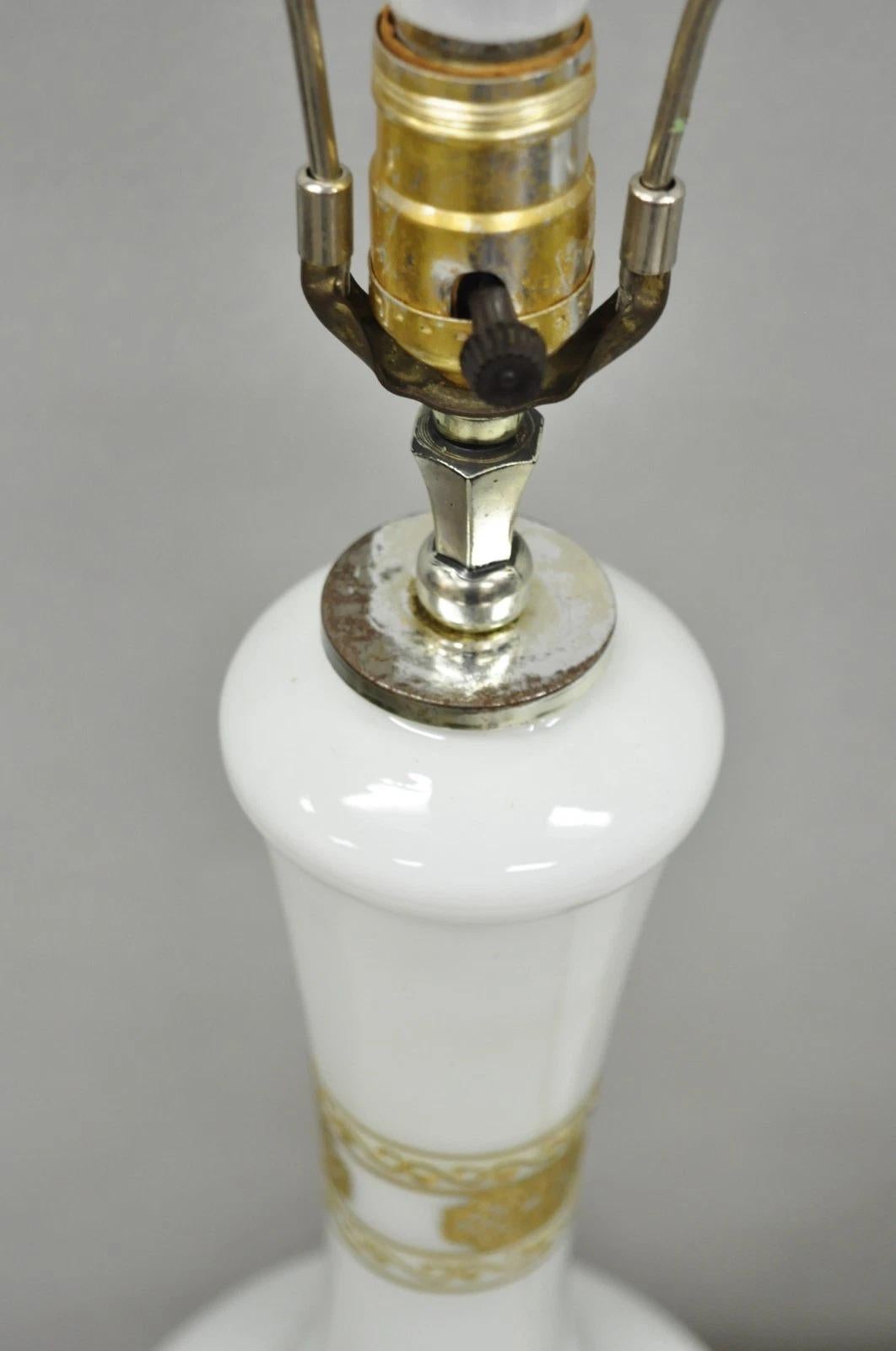 Métal Paire de lampes de table Jardiniere Vintage Hollywood Regency en verre blanc et doré en vente