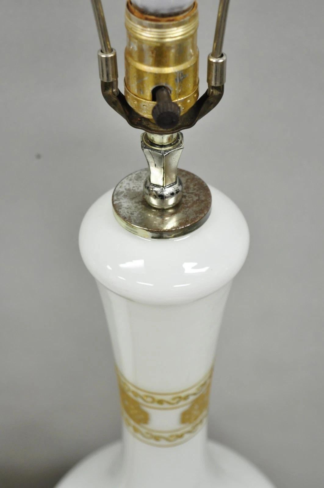 Paire de lampes de table Jardiniere Vintage Hollywood Regency en verre blanc et doré en vente 1