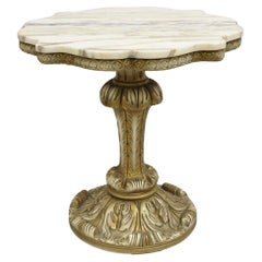 Vintage Hollywood Regency White Gold Plume Carved Pedestal Marble Top Side Table (tavolino con piedistallo intagliato)