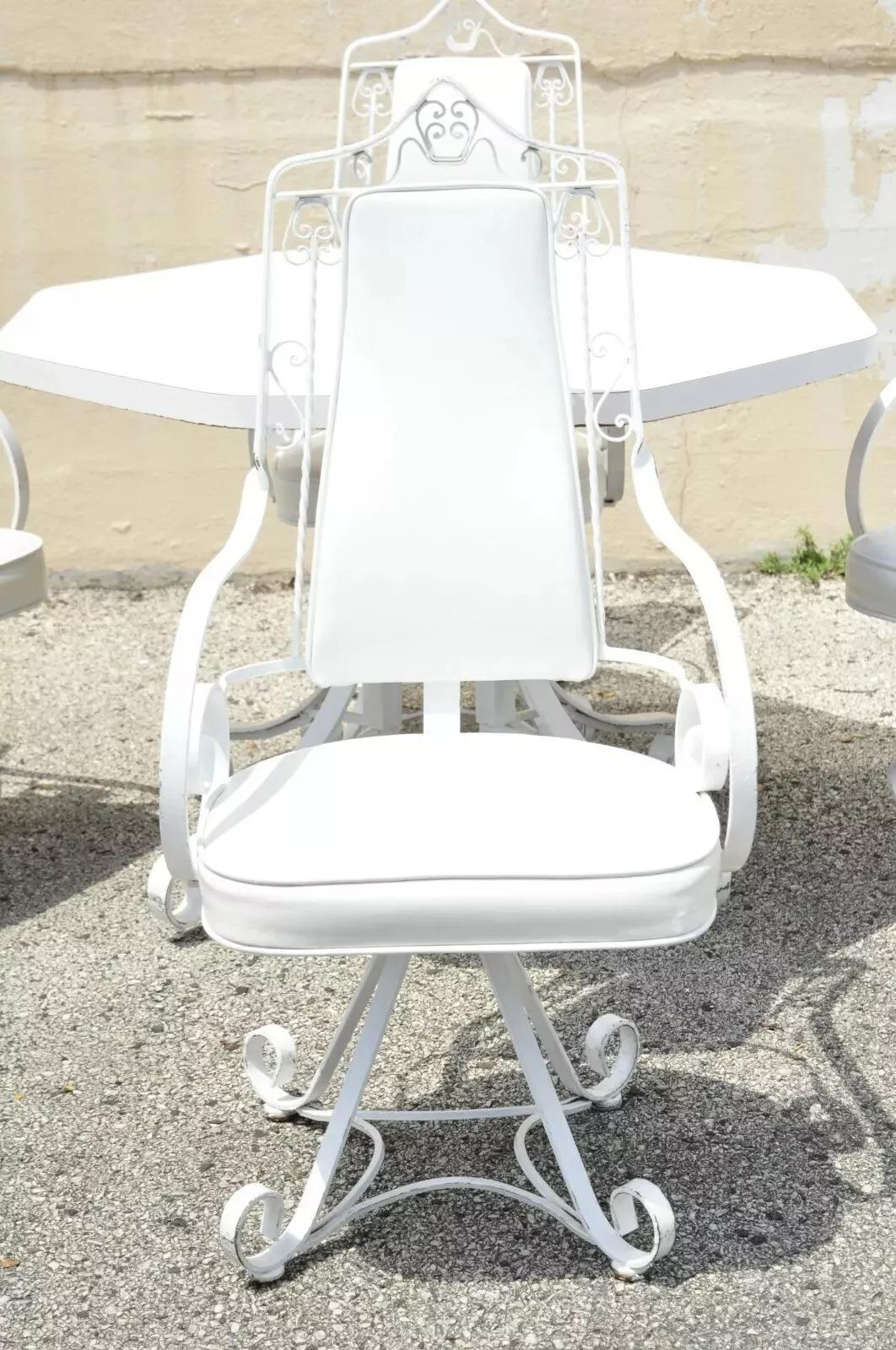 20ième siècle Ensemble de salle à manger pivotante vintage Hollywood Regency en fer blanc - 5 pièces en vente