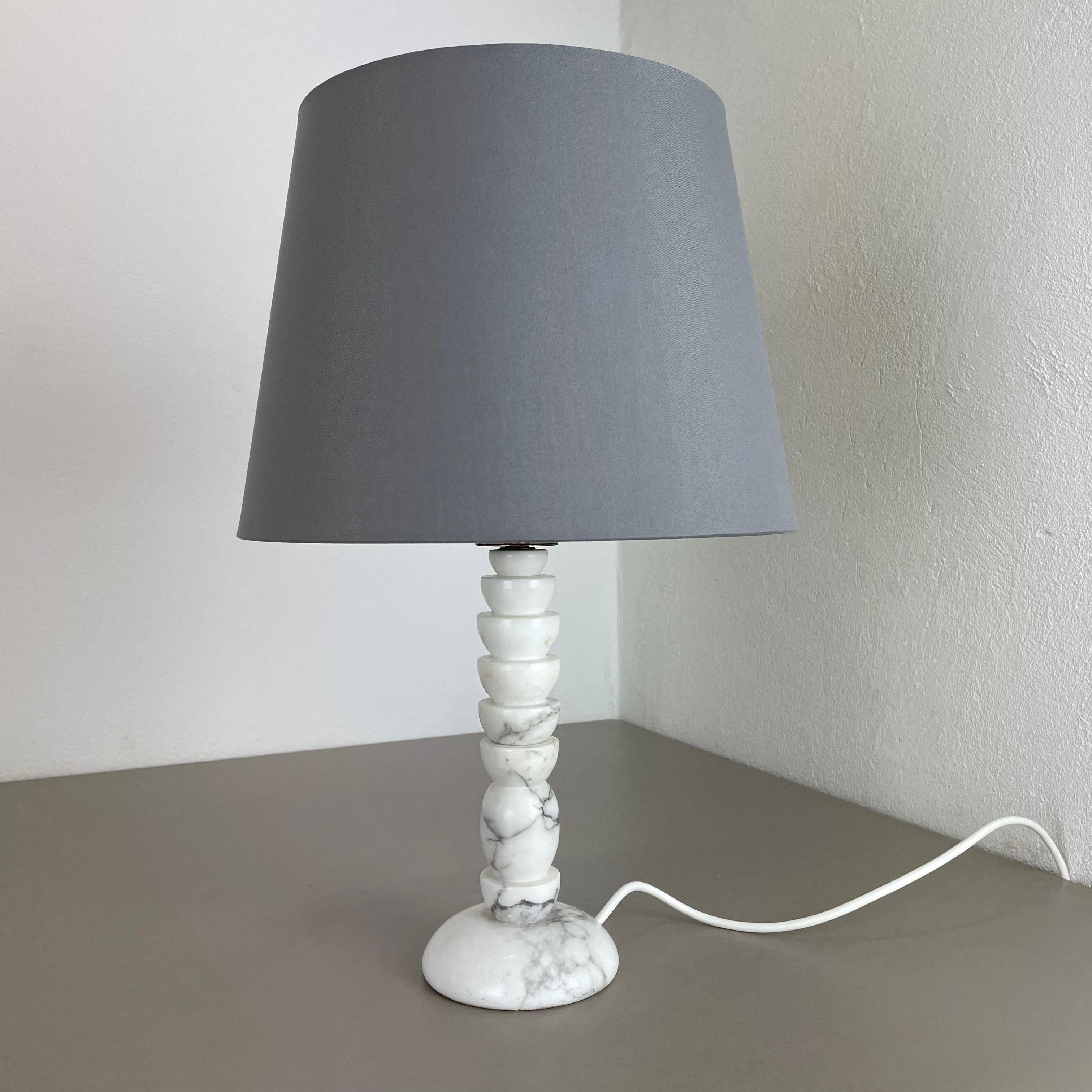 Vintage Hollywood Regency white Onyx Marble Light Base Table Light, Italy, 1970s In Good Condition For Sale In Kirchlengern, DE