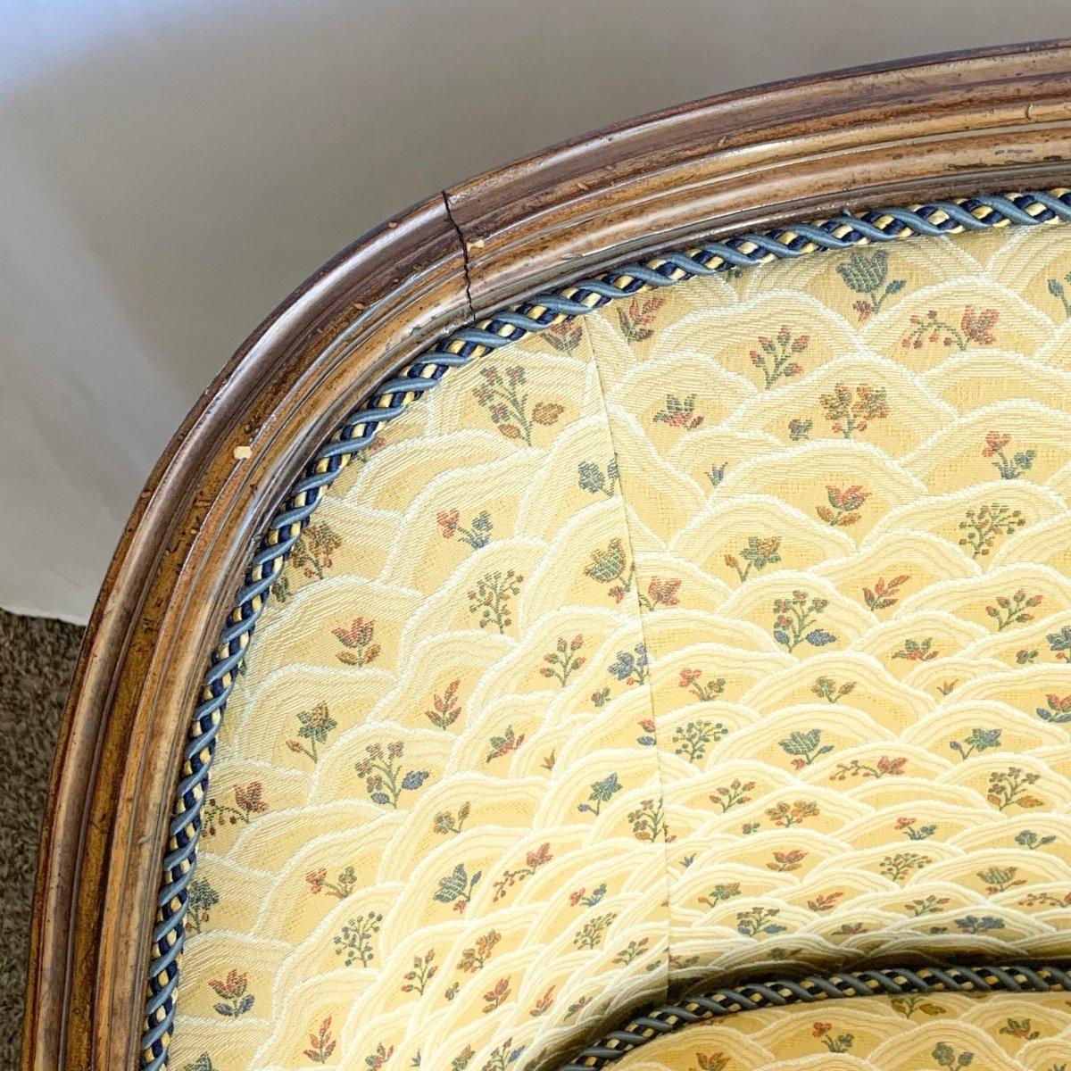 Vintage Hollywood Regency Wooden Settee Sofa brings refined mahogany elegance and classic Regency style to interiors with vintage sculptural charm.
 

 We sell items as acquired, without restoring or repairing. Vintage pieces may have age-related