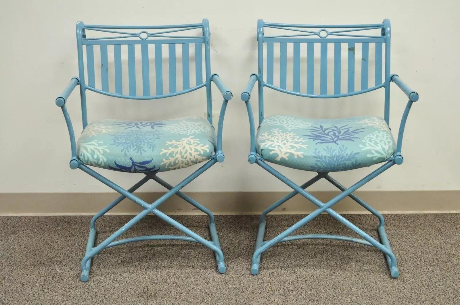 Vintage Hollywood Regency X-Frame Blue Iron Curule Directors Arm Chairs (B) - Paar. Der Artikel zeichnet sich durch einen X-förmigen, geschwungenen Metallrahmen, eine blaue Lackierung und eine tolle Gesamtform aus. Circa Mitte des 20. Jahrhunderts.