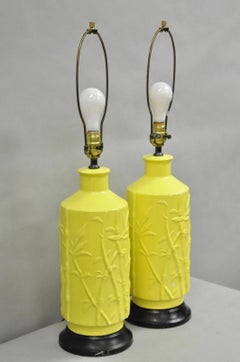 Paire de lampes de table Vintage Hollywood Regency en céramique jaune et faux bambou