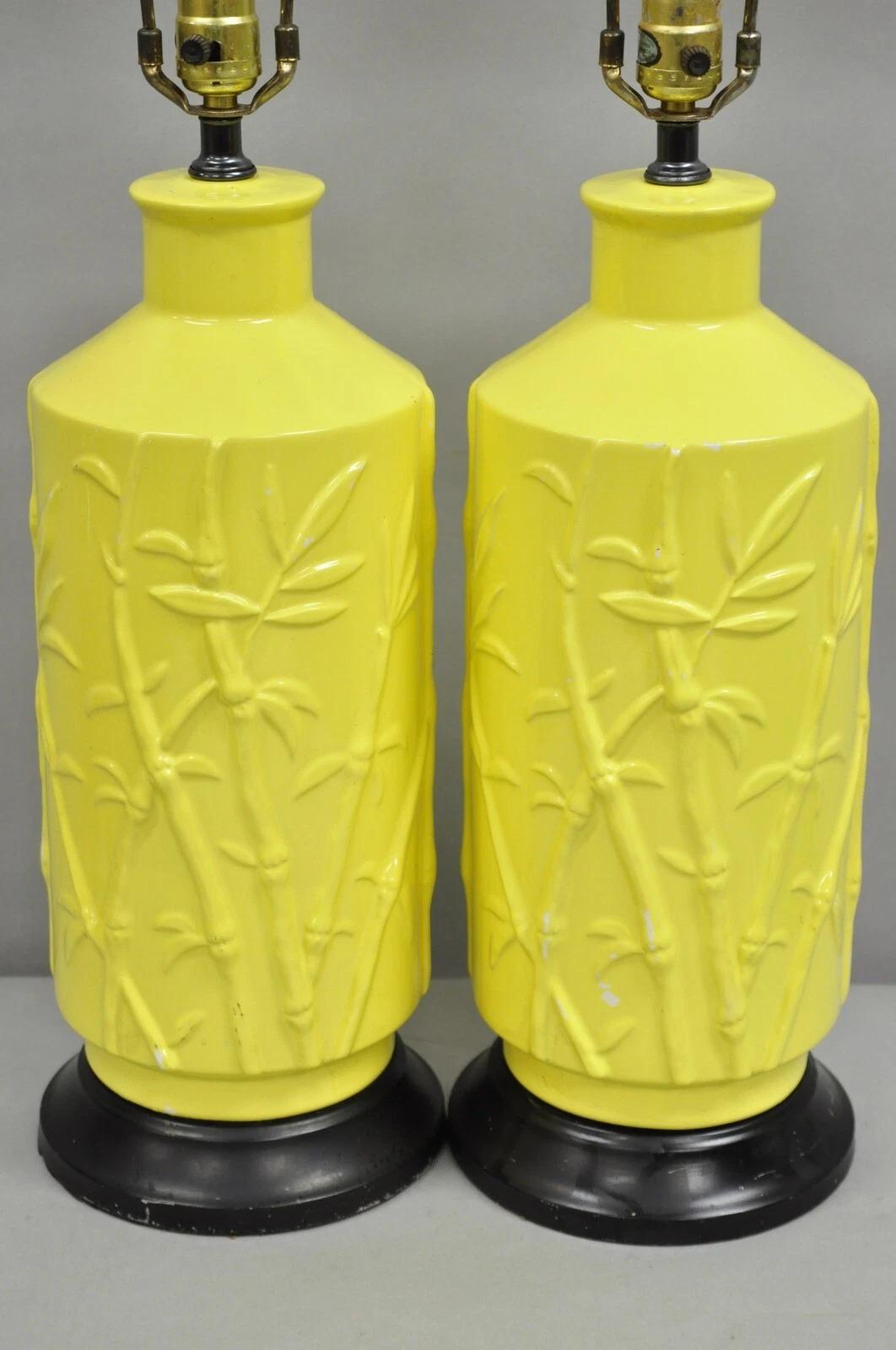 Pareja de lámparas de sobremesa vintage Hollywood Regency de cerámica amarilla de bambú sintético Regencia de Hollywood en venta
