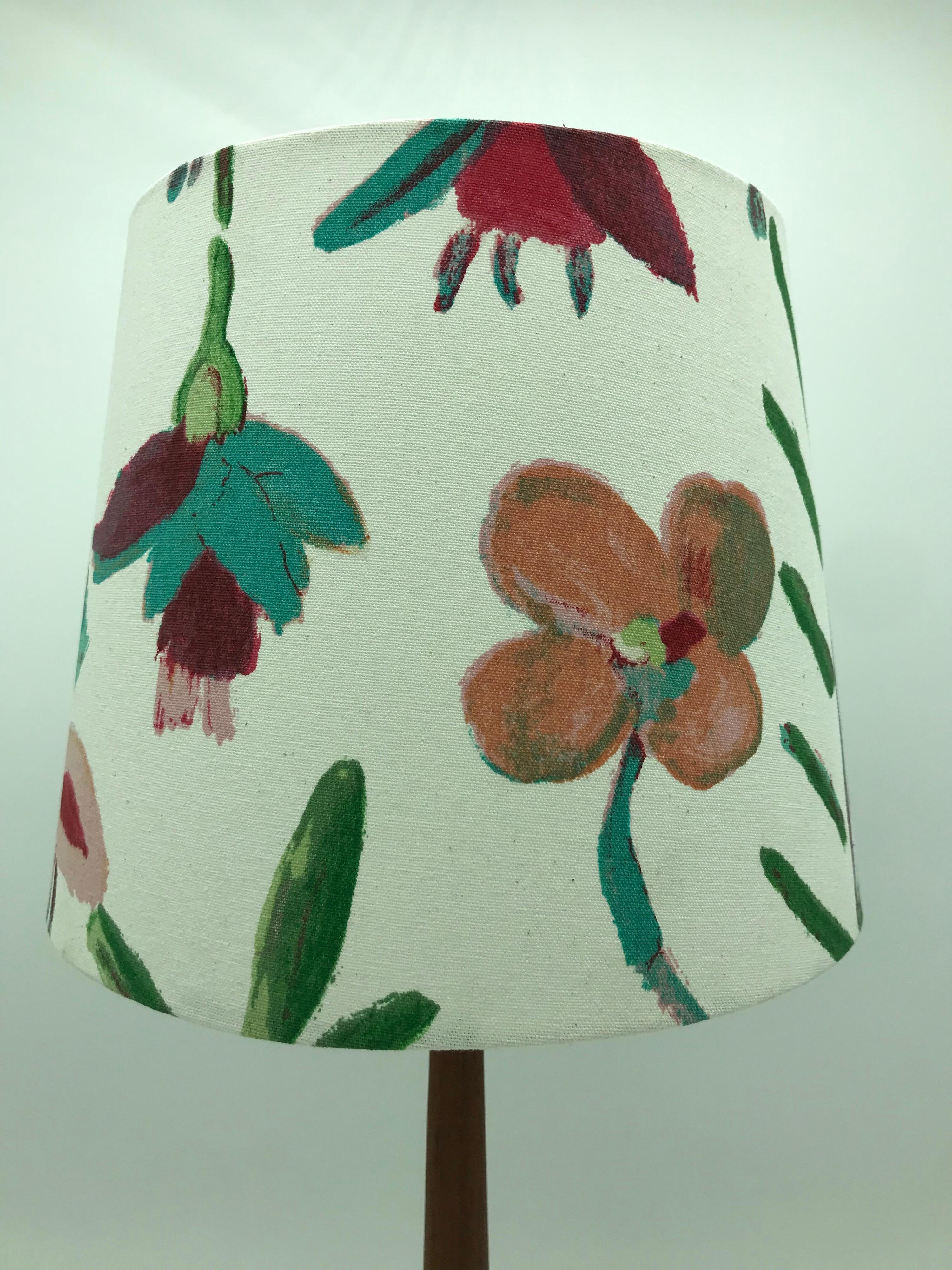 Vintage Holm Sørensen table lamp from the 1950s in teak and brass.
Topped off with a beautiful limited edition lampshade from ArbyMaj in the manner of Josef Frank.
Rewired and can be delivered with an EU or US plug.