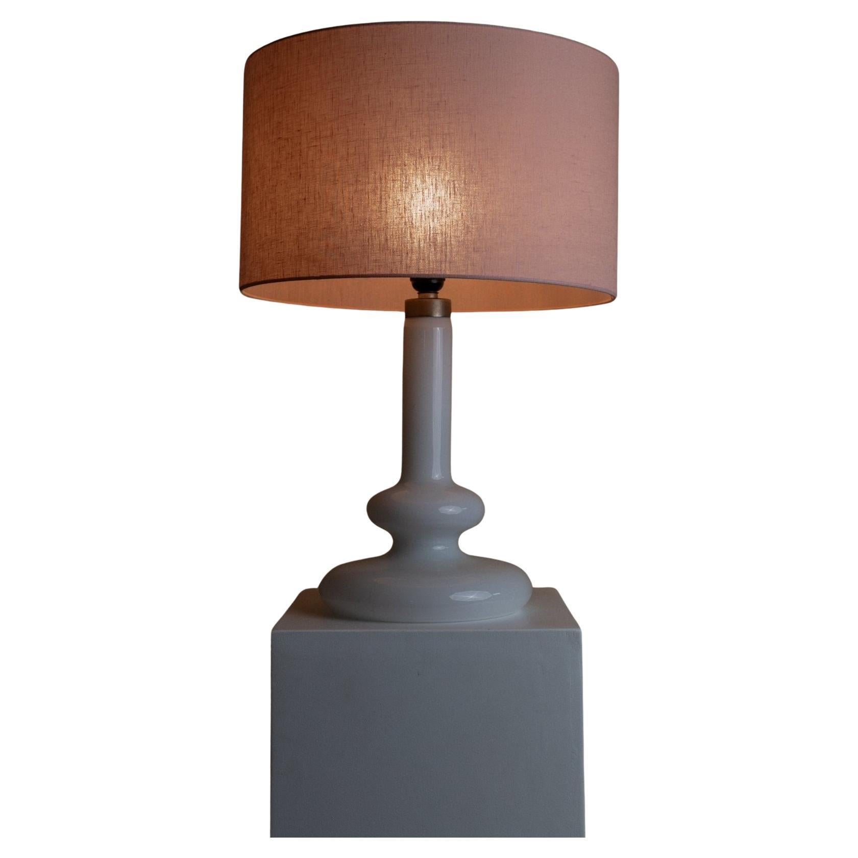 Lampe de table Vintage Holmegaard Plaza par Hsin-Lung Lin pour Glasværk 1970 - Verre blanc avec abat-jour en tissu rose - Lampe rétro élégante, idée cadeau

Rare lampe de table en verre blanc soufflé à la main par le designer taïwanais et européen